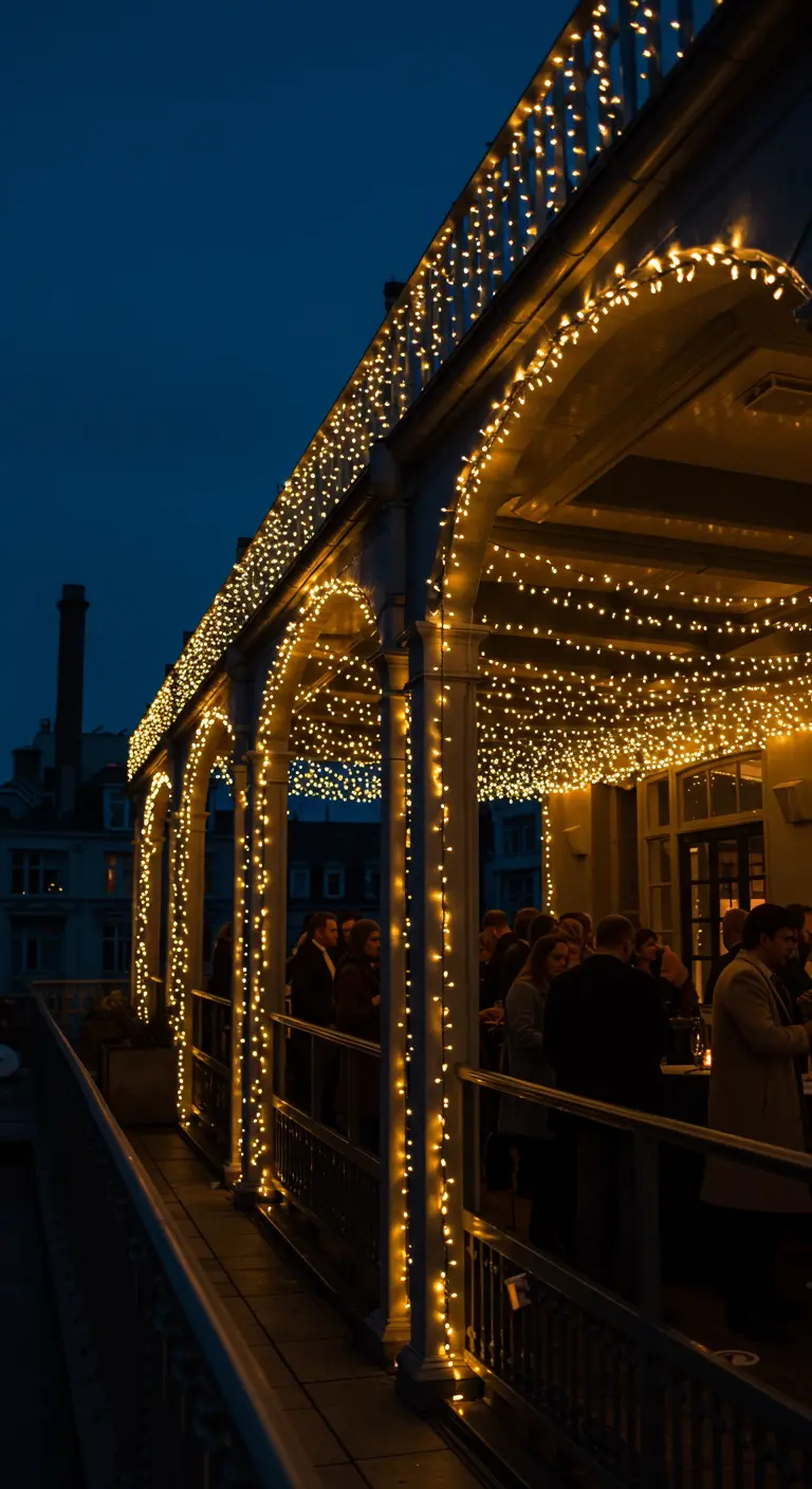 Balkon mit Säulen und Bögen, die komplett mit Lichterketten umwickelt sind