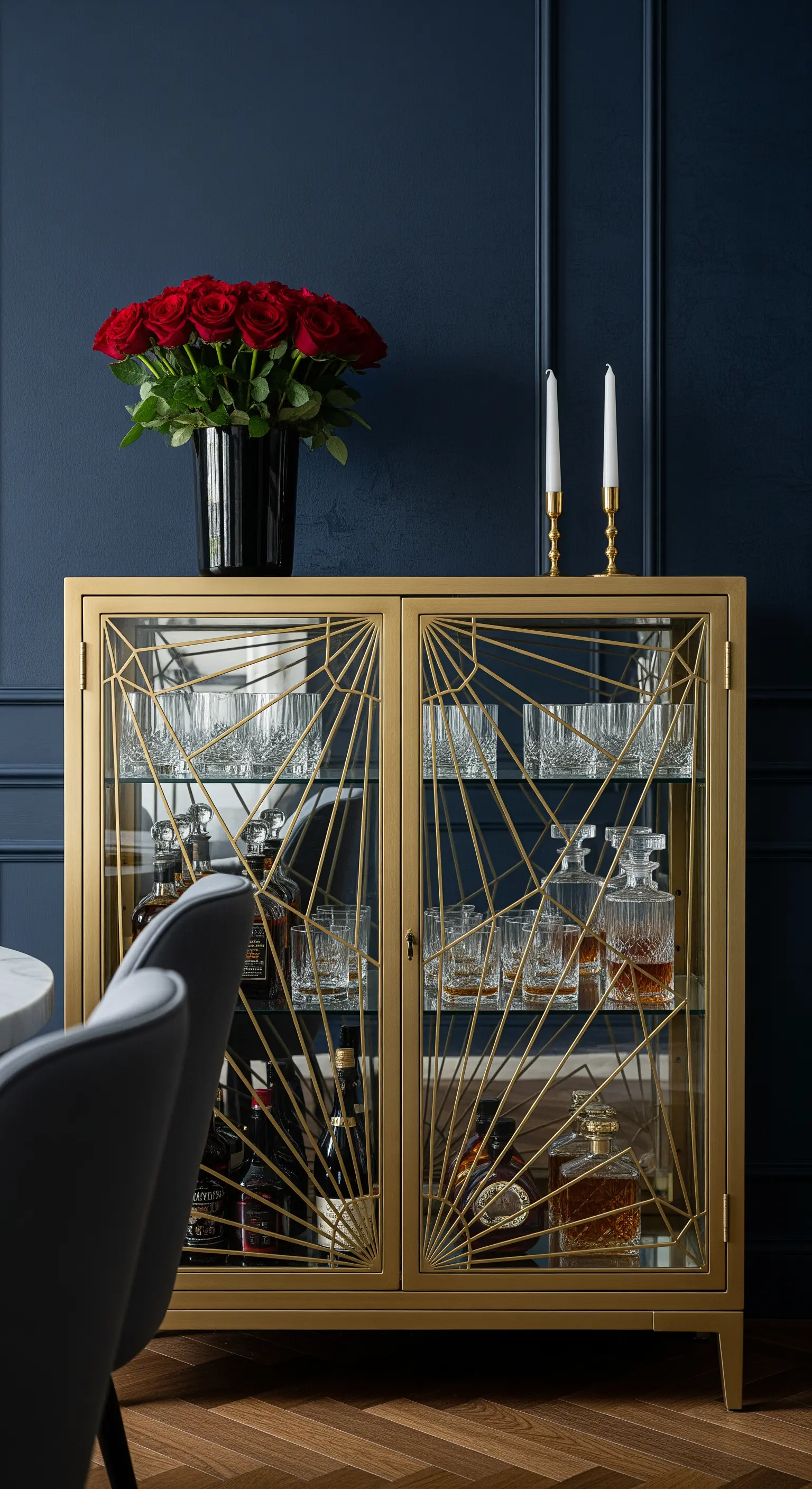 Goldener Art-Déco-Schrank mit geometrischem Muster gefüllt mit Whisky-Karaffen