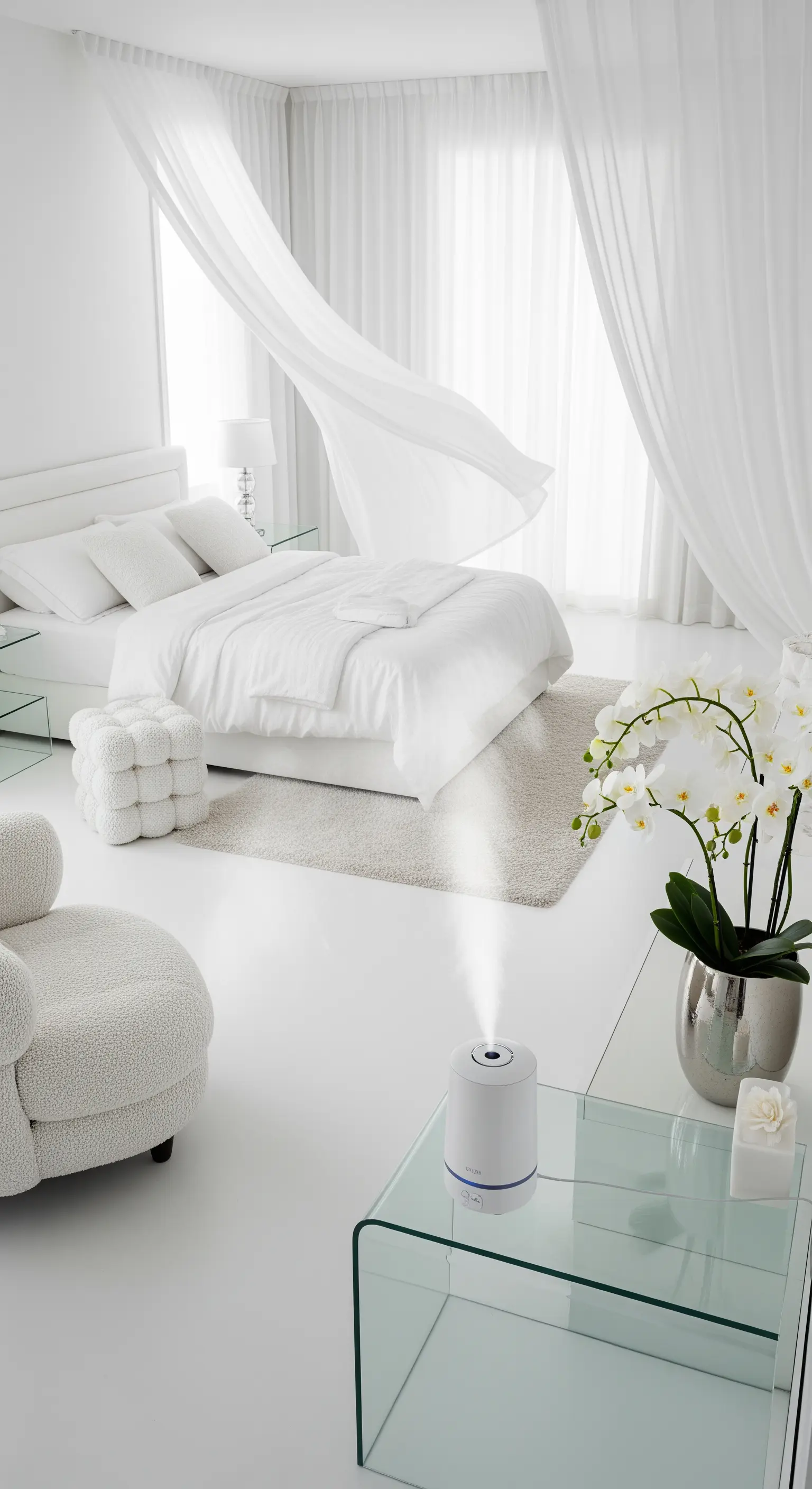 Weißes Schlafzimmer mit wehenden Vorhängen und Diffuser-Nebel