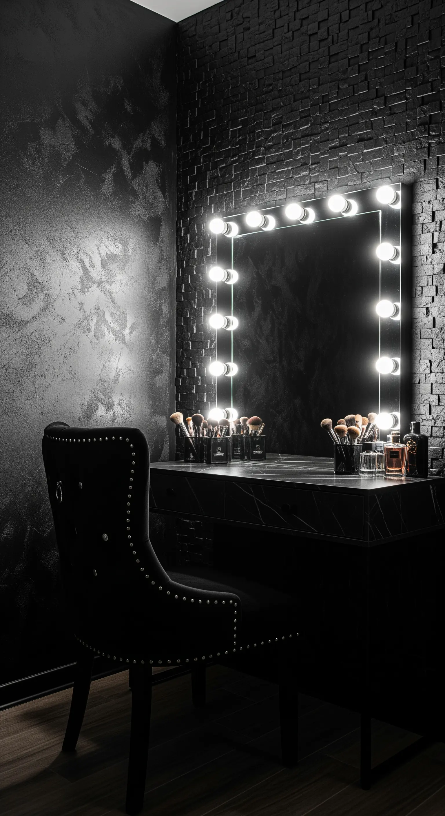 Hollywood-Schminkspiegel vor schwarzer Ziegelwand mit Samtstuhl