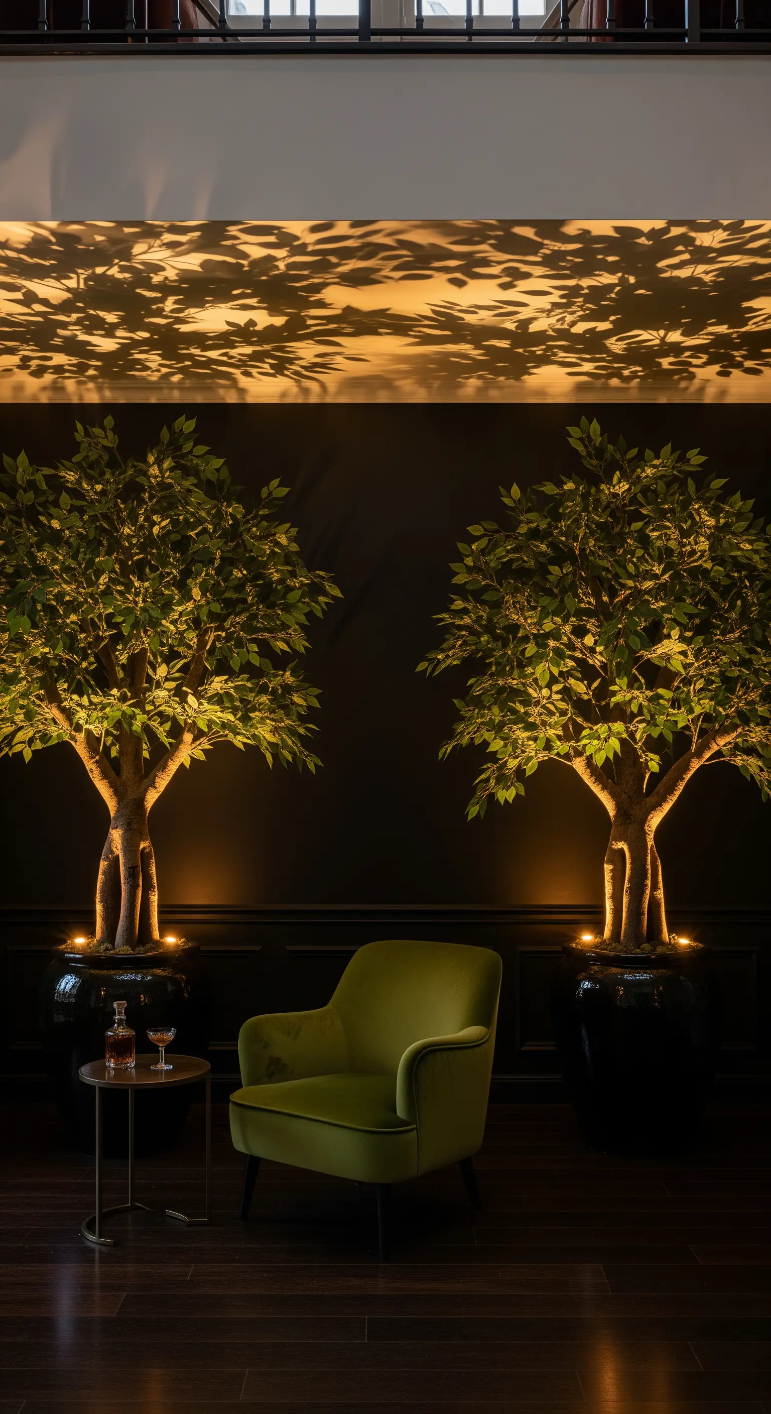 Beleuchtete Zimmerbäume werfen Schatten an die Decke