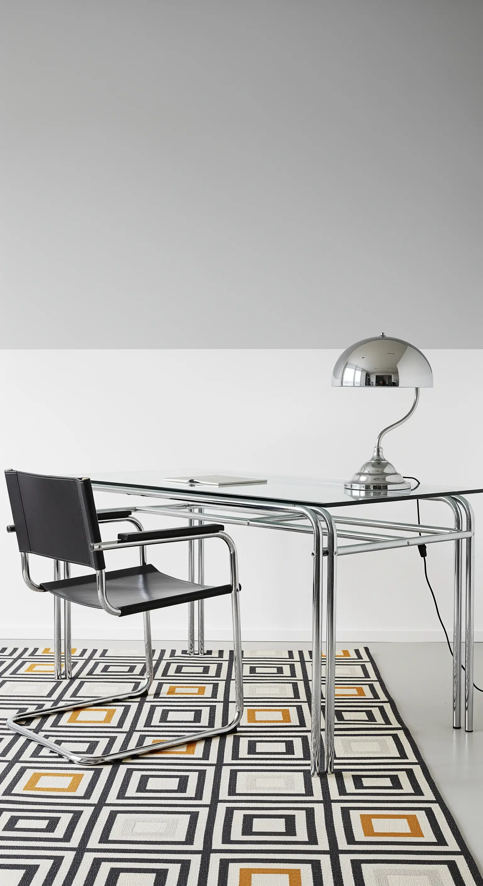 Chrom-Schreibtisch mit Glasplatte auf geometrischem Teppich