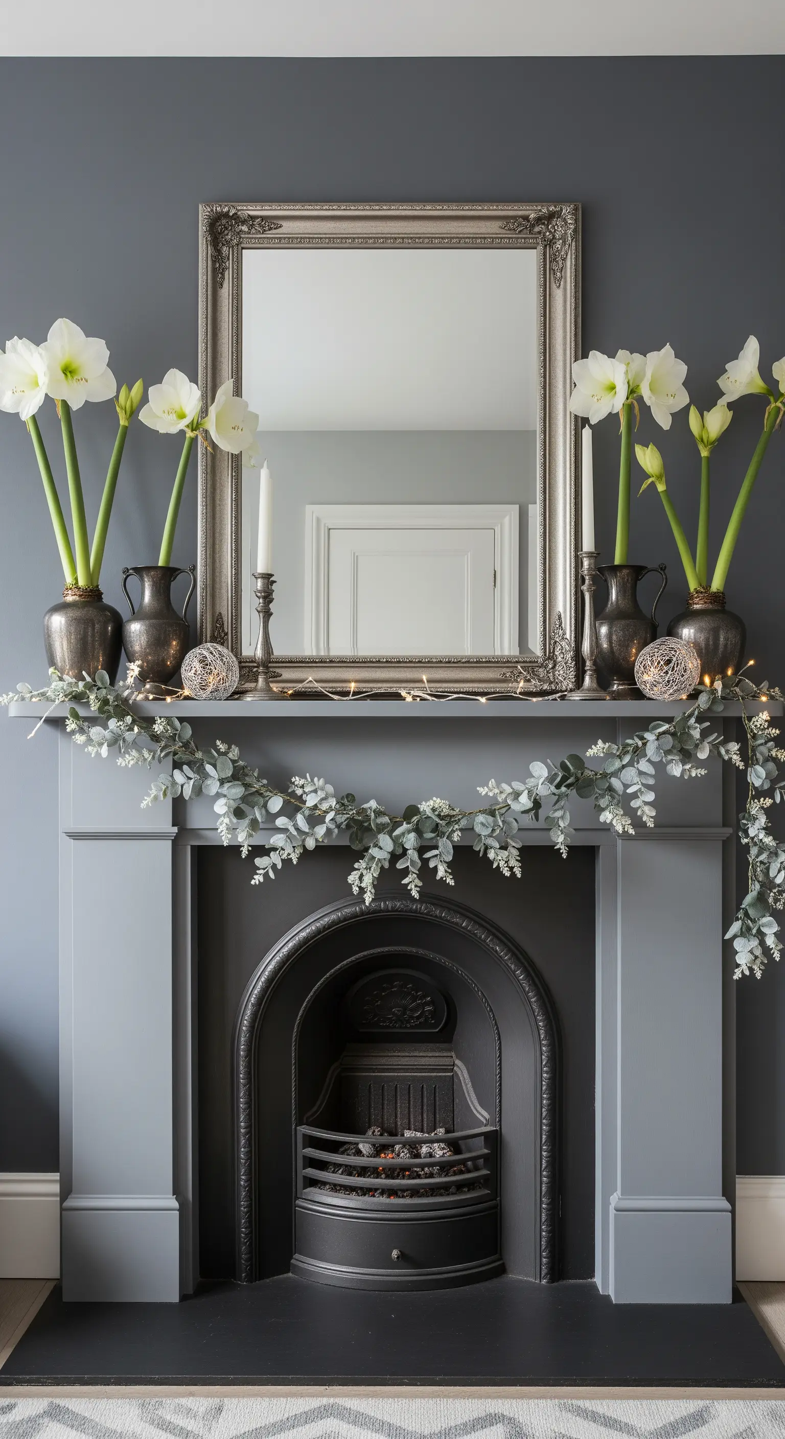 Grauer Kamin mit weißen Amaryllis und Silberelementen