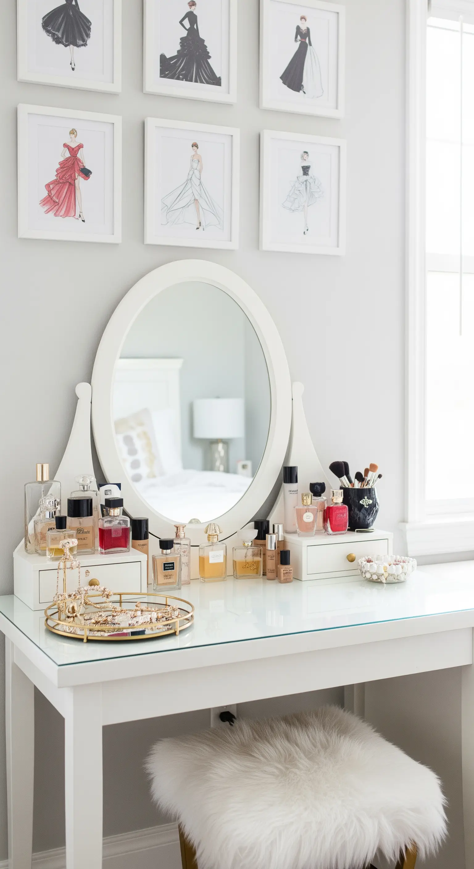 Weißer Schminktisch mit ovalem Spiegel und Kosmetik