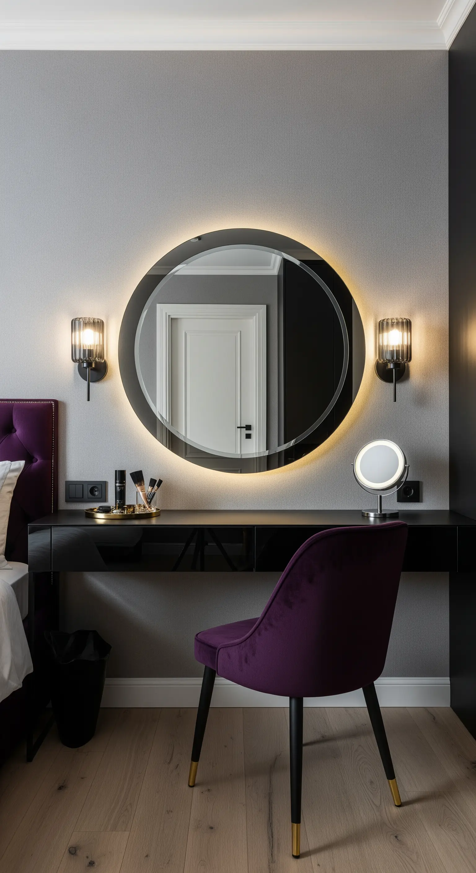 Schminktisch mit beleuchtetem Rundspiegel
