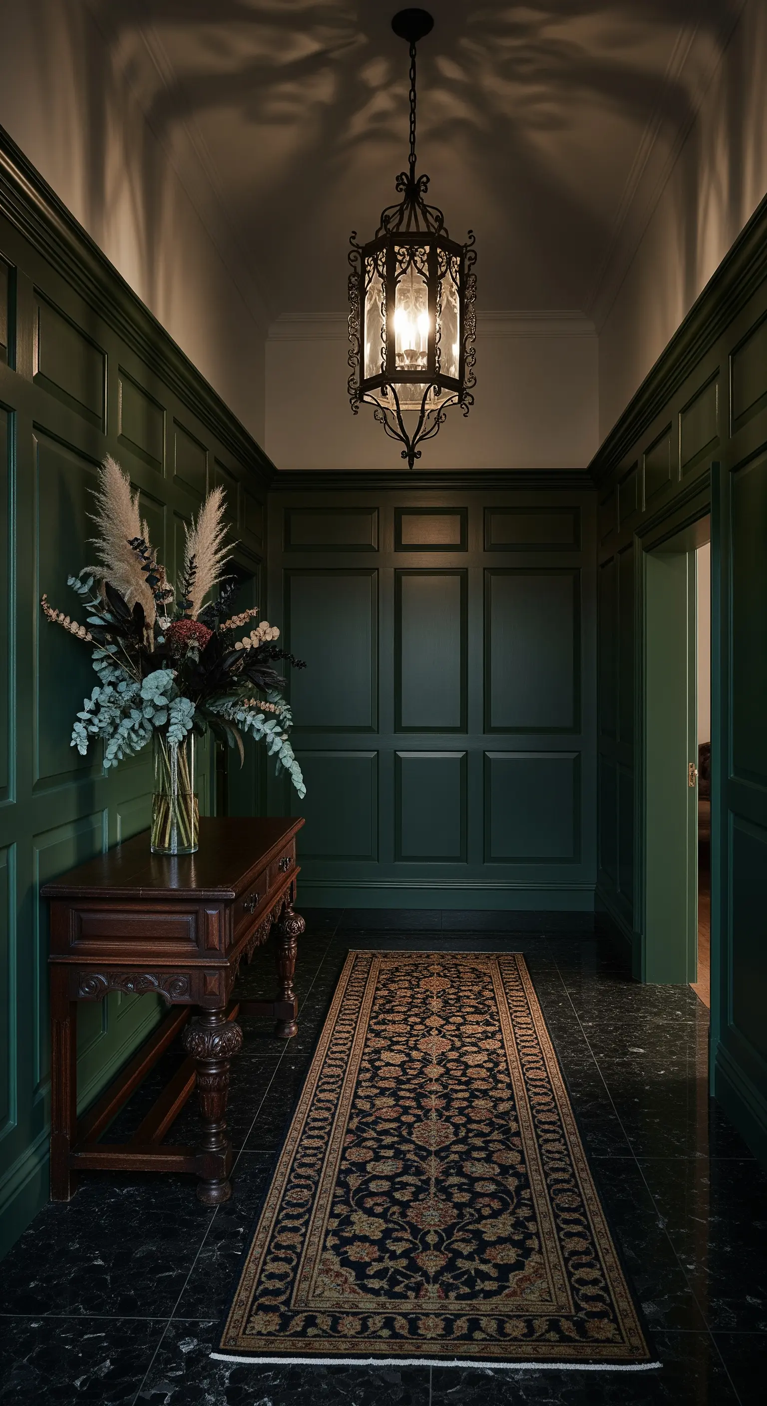 Dunkelgrüner Flur mit Holztisch und Trockenblumengesteck