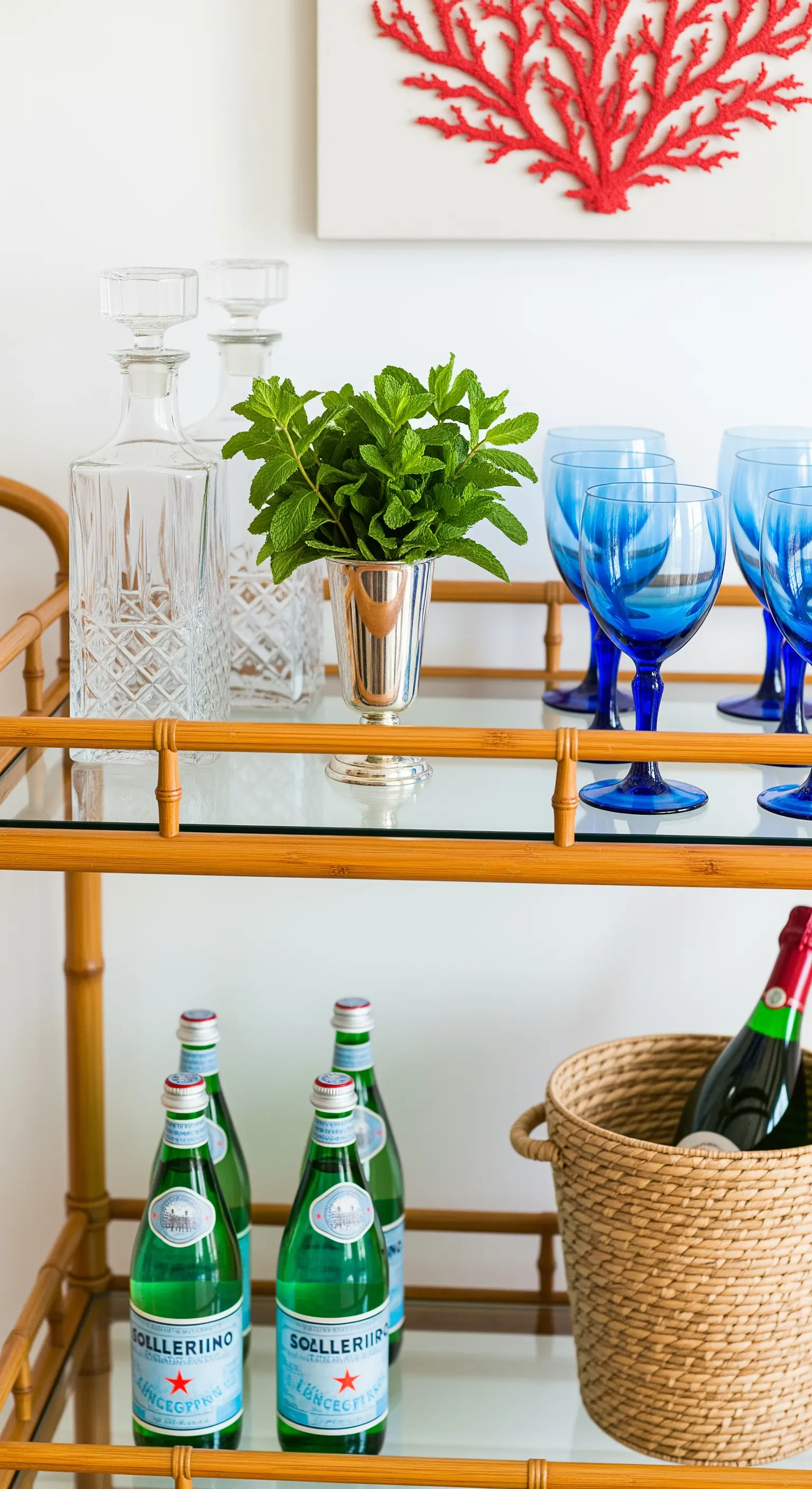 Barwagen aus Bambus mit blauen Gläsern und Minze