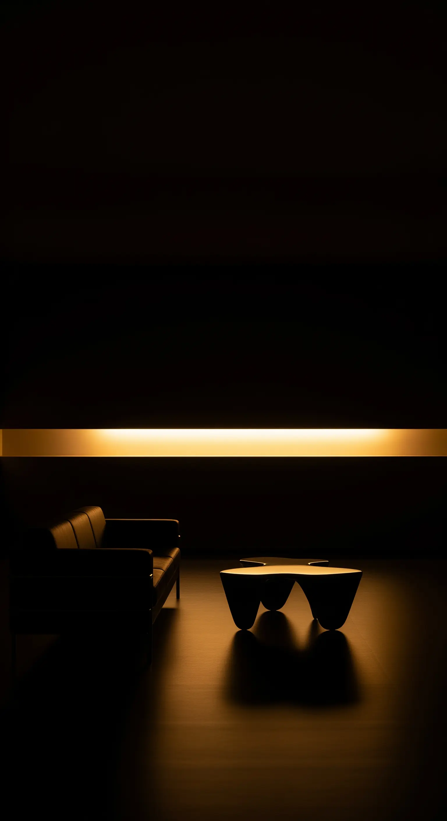 Sofa-Silhouette vor beleuchteter Hintergrundwand