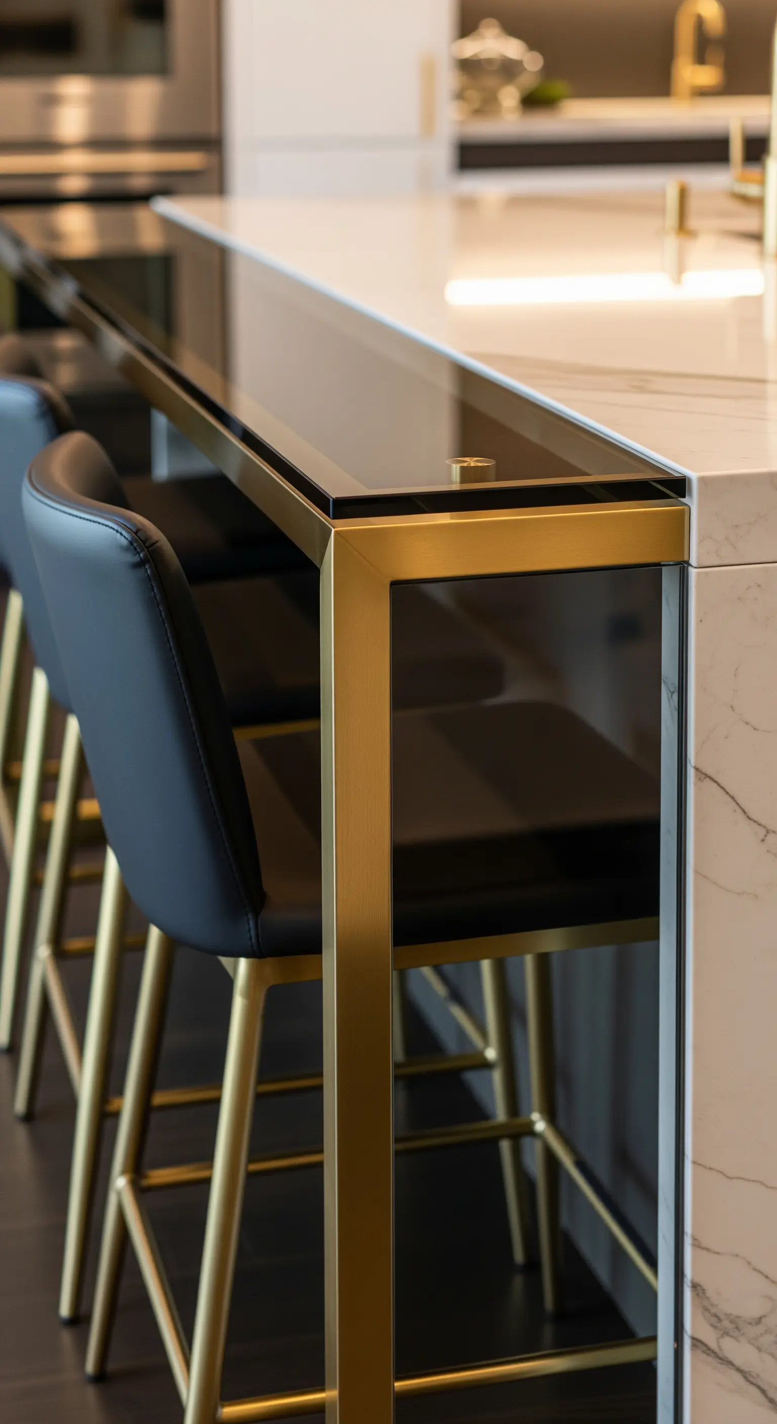 Kücheninsel mit Glas-Baraufsatz und Goldrahmen