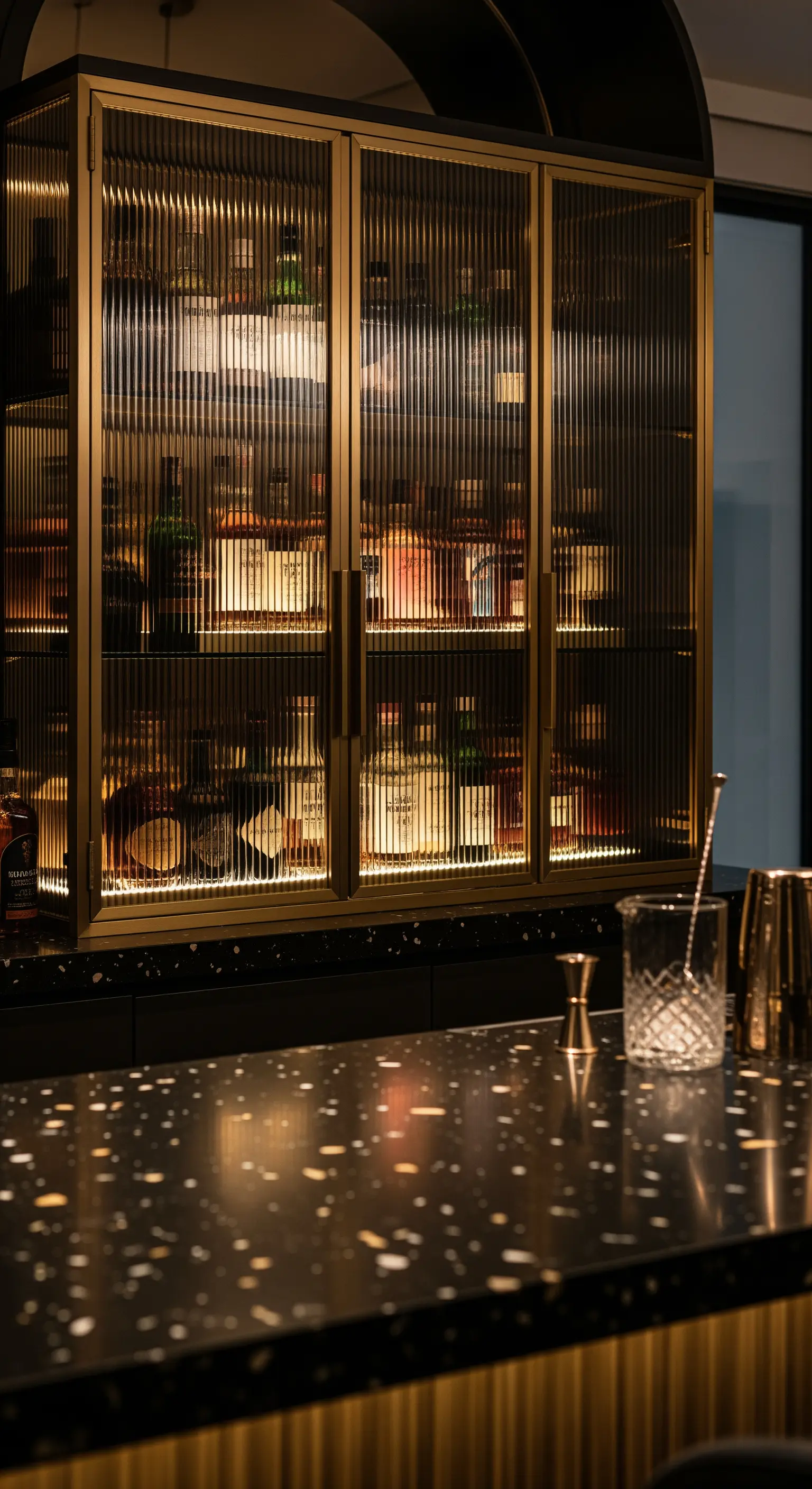 Barschrank mit Riffelglas und Goldrahmen