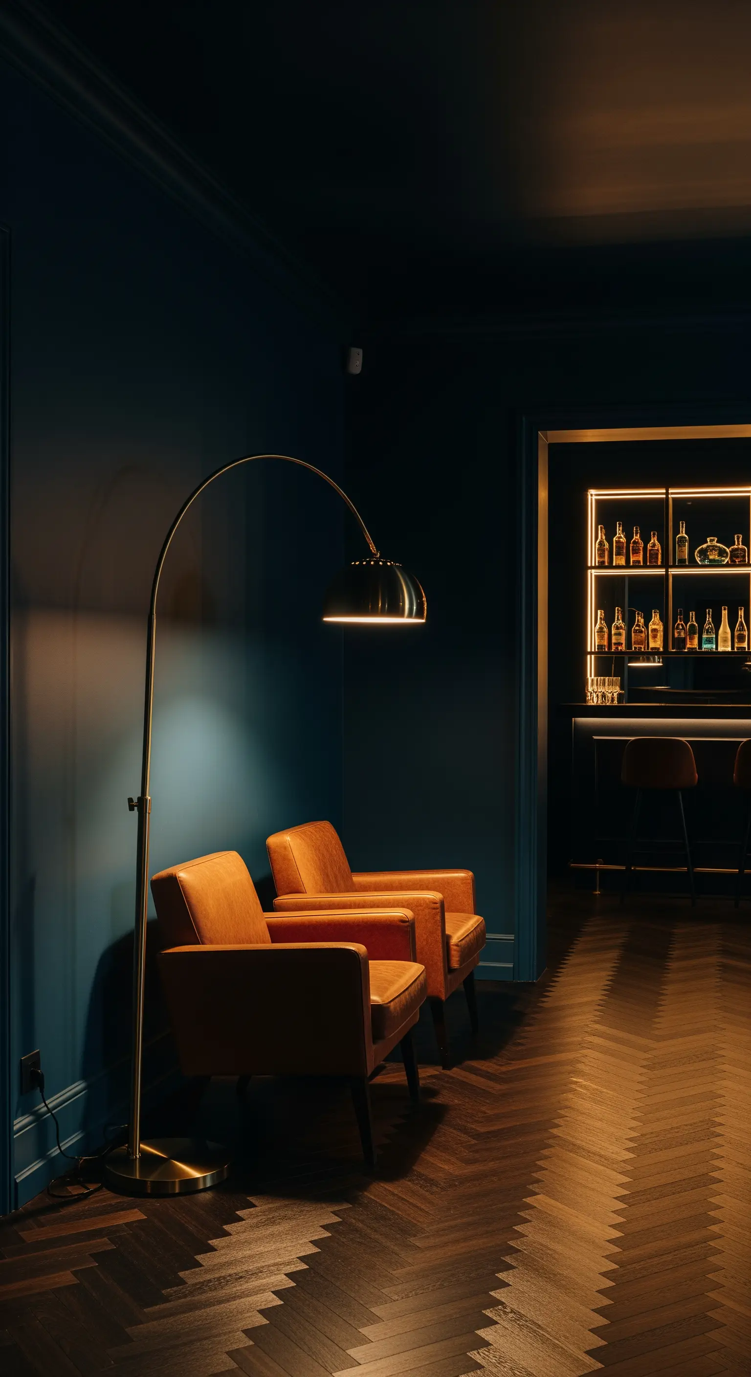 Goldene Bogenlampe über Ledersessel vor blauer Wand