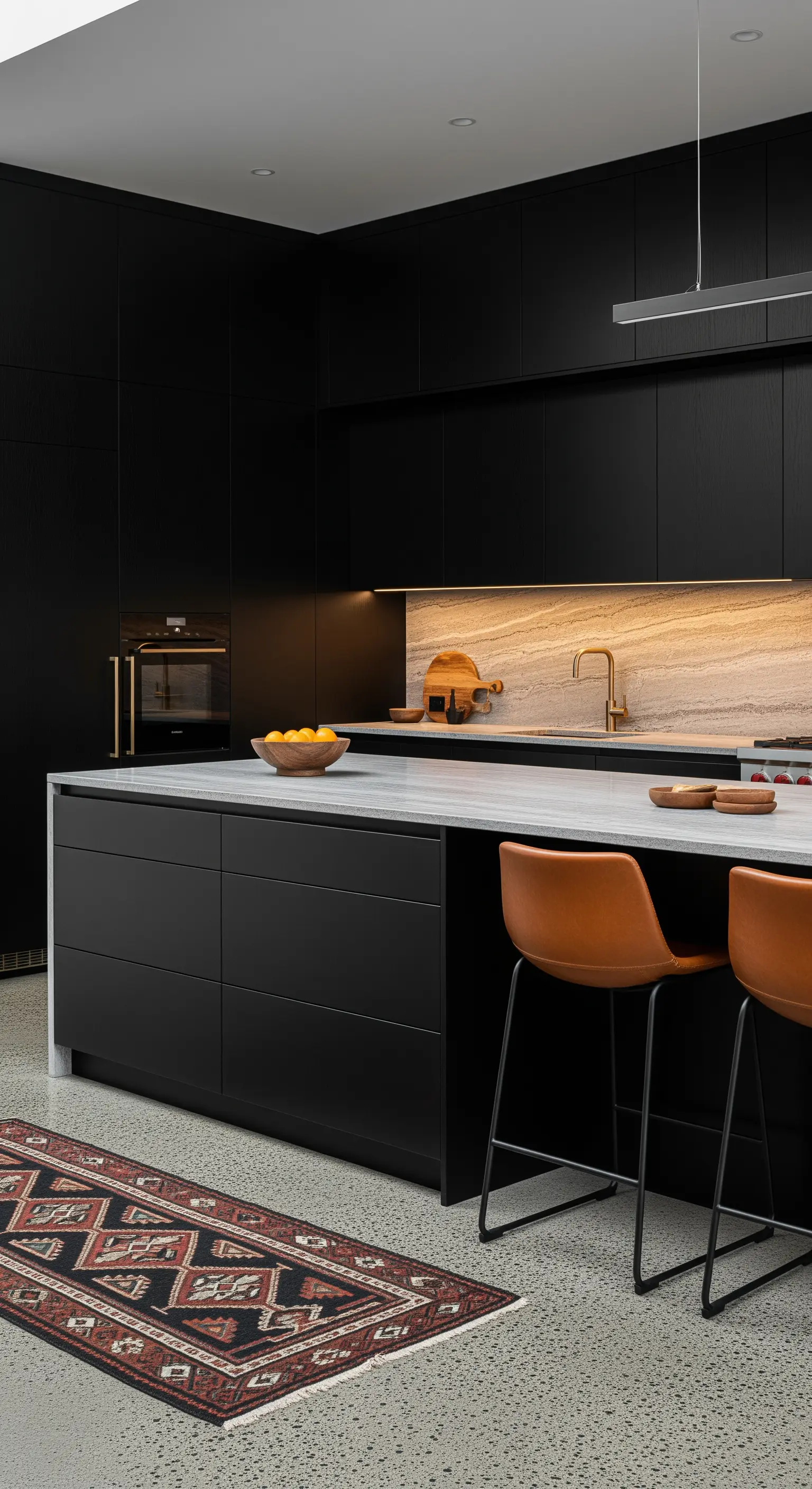 Schwarze Küche mit heller Steininsel und Lederhockern