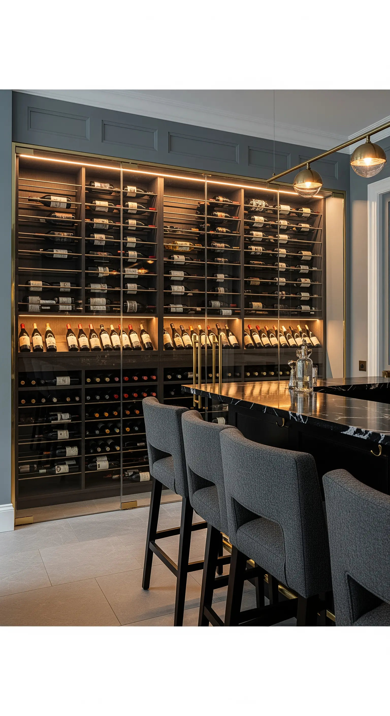 Raumhohe Weinwand mit Glasfronten und goldener Hintergrundbeleuchtung im modernen Esszimmer