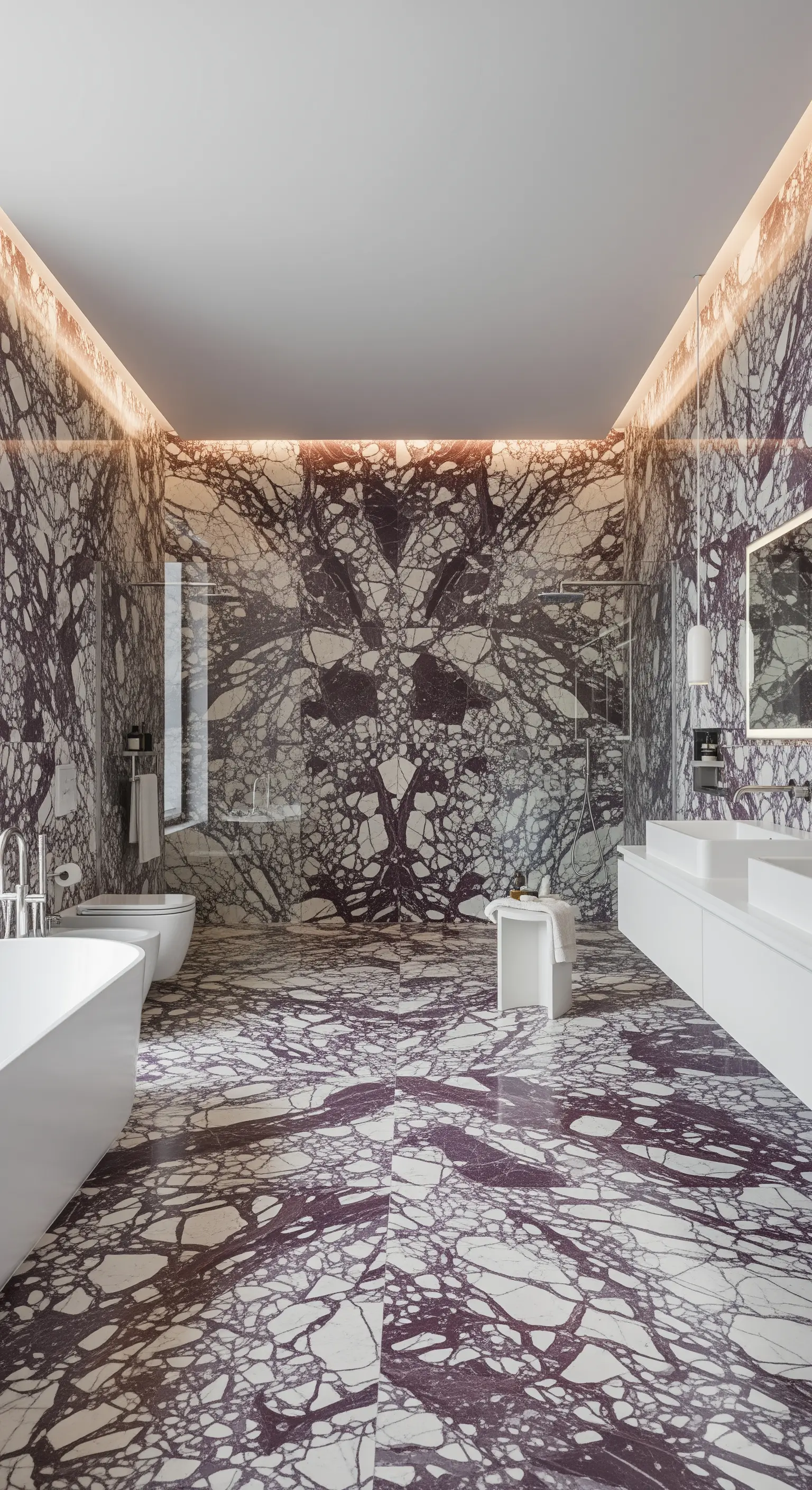 Bad mit stark gemustertem violettem Marmor und weißer Keramik