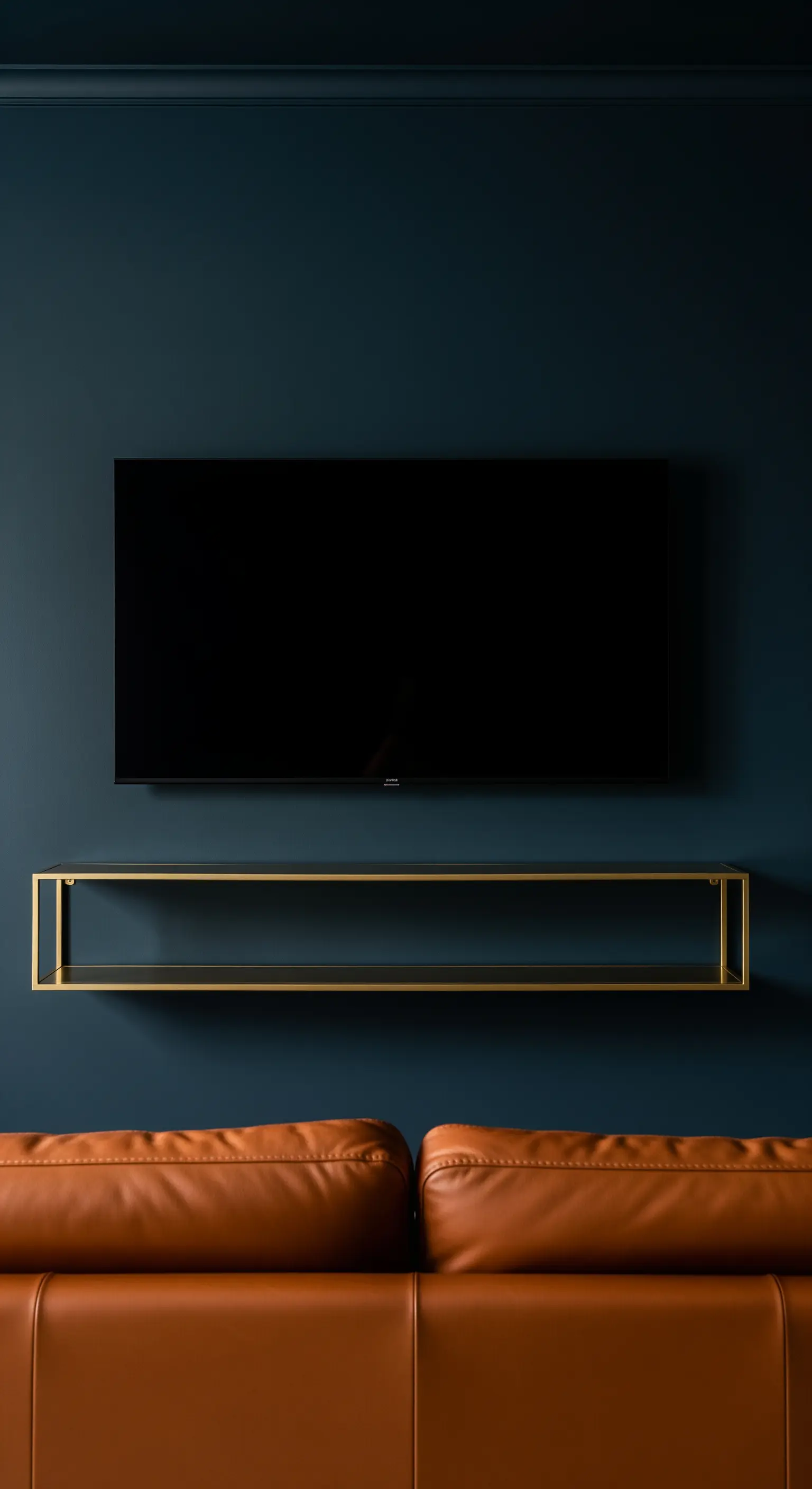 Dunkelblaue Wand mit goldenem Regalrahmen