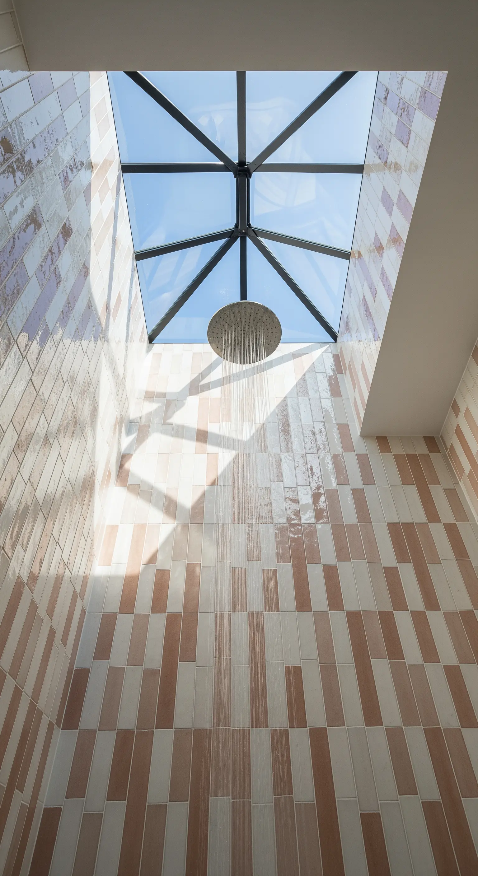 Regendusche unter großem Oberlicht mit rötlichen Fliesen