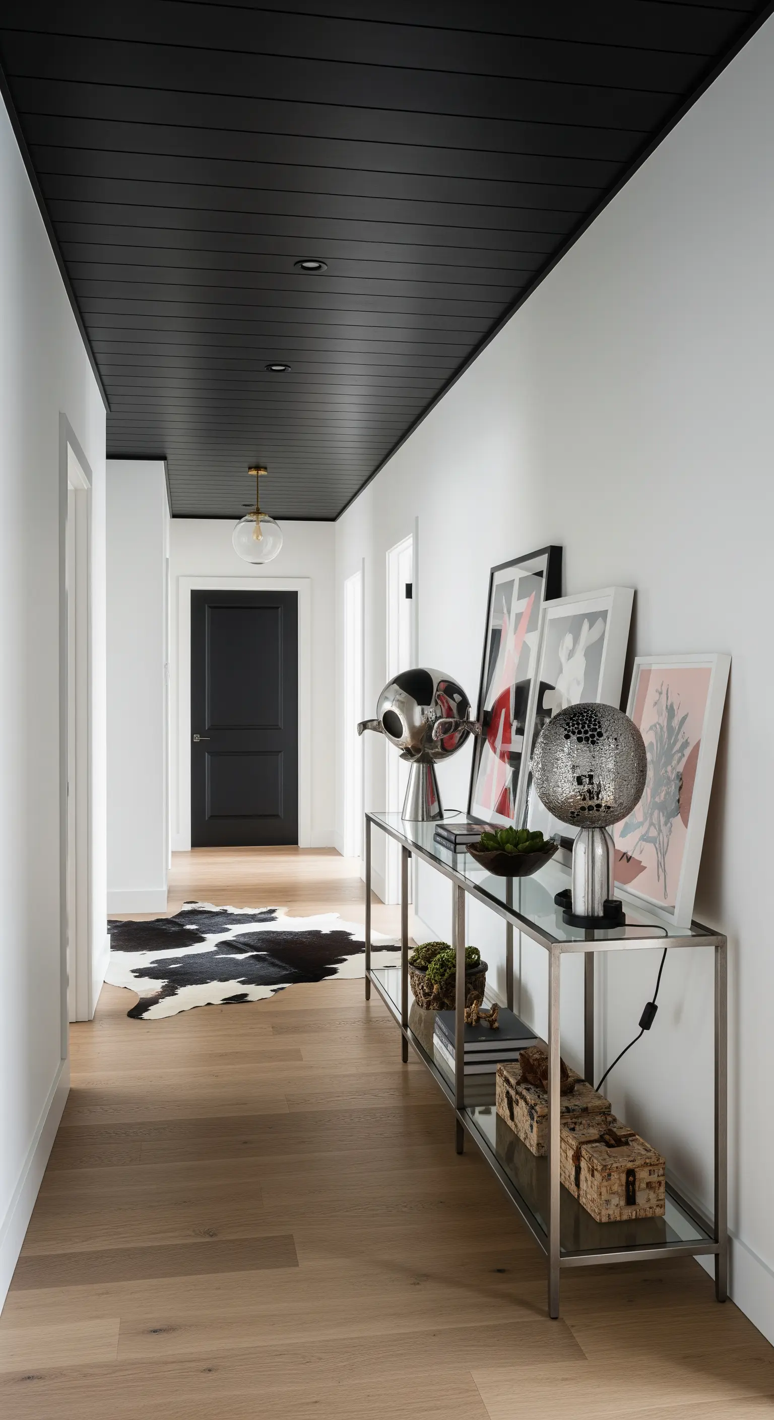 Flur mit schwarzer Holzdecke und Kuhfell-Teppich
