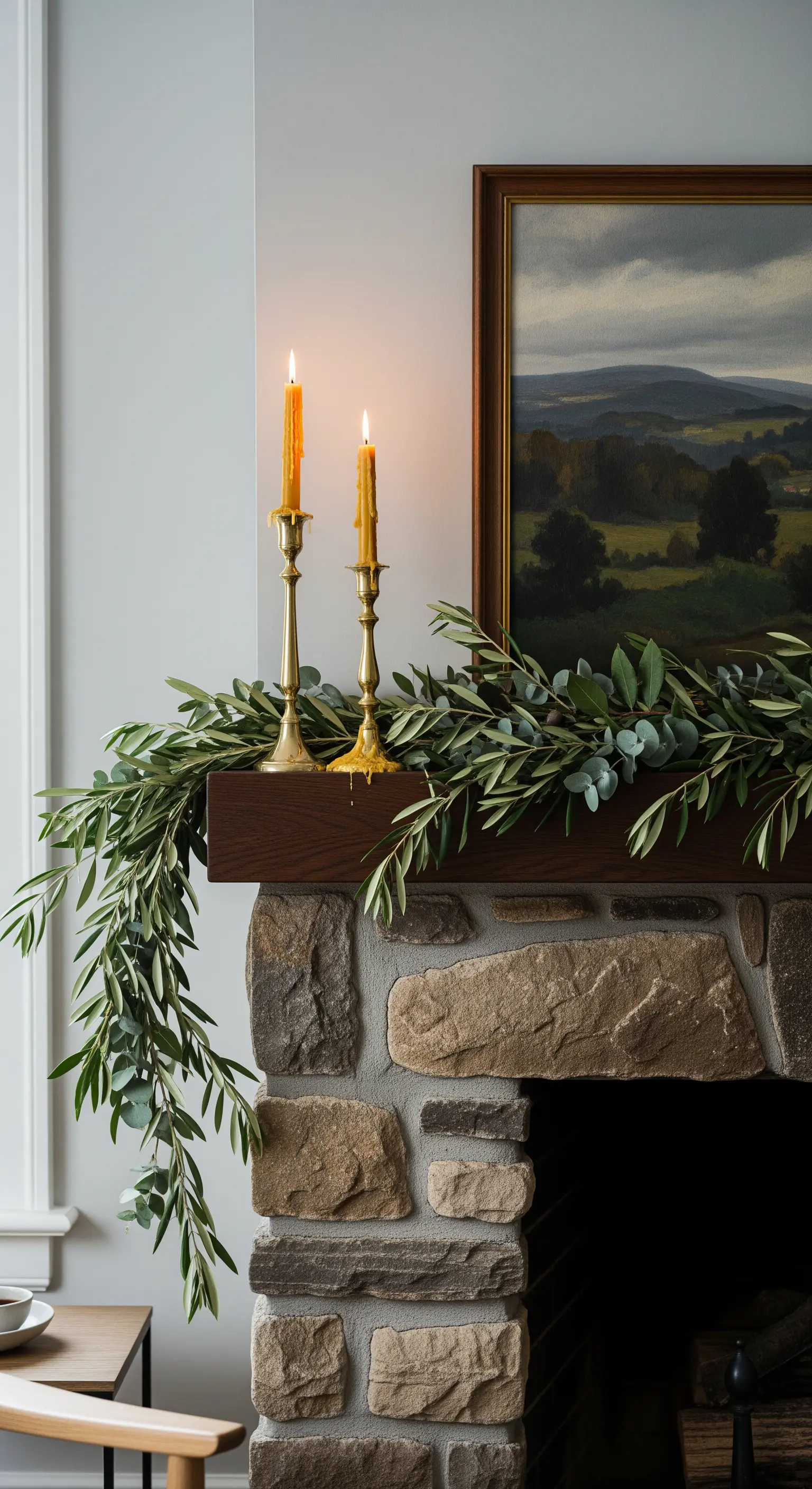 Olivenzweige Girlande auf Holzsims mit hohen Messingkerzen