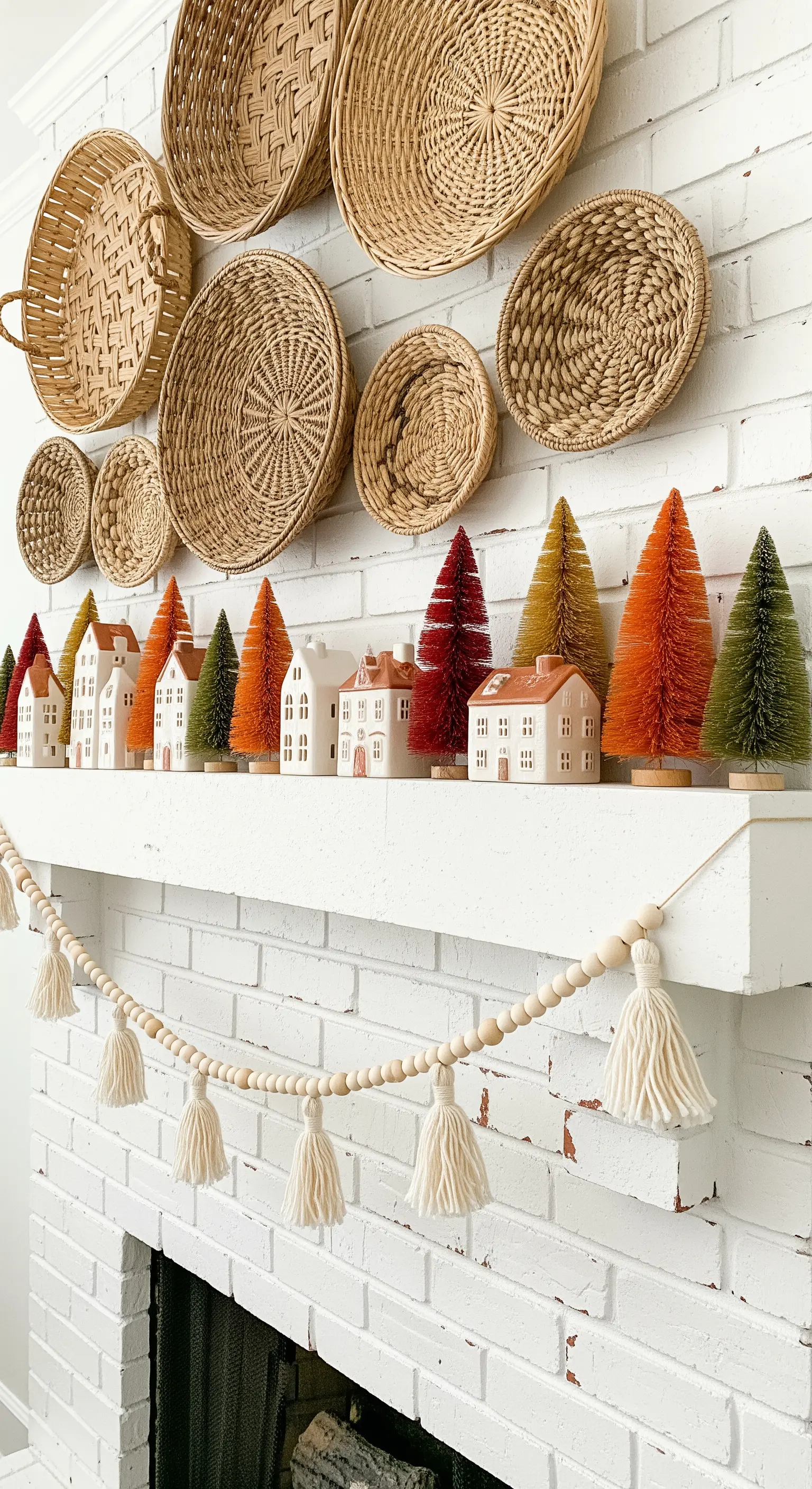 Kamin mit Wandkörben und bunten Dekobäumen