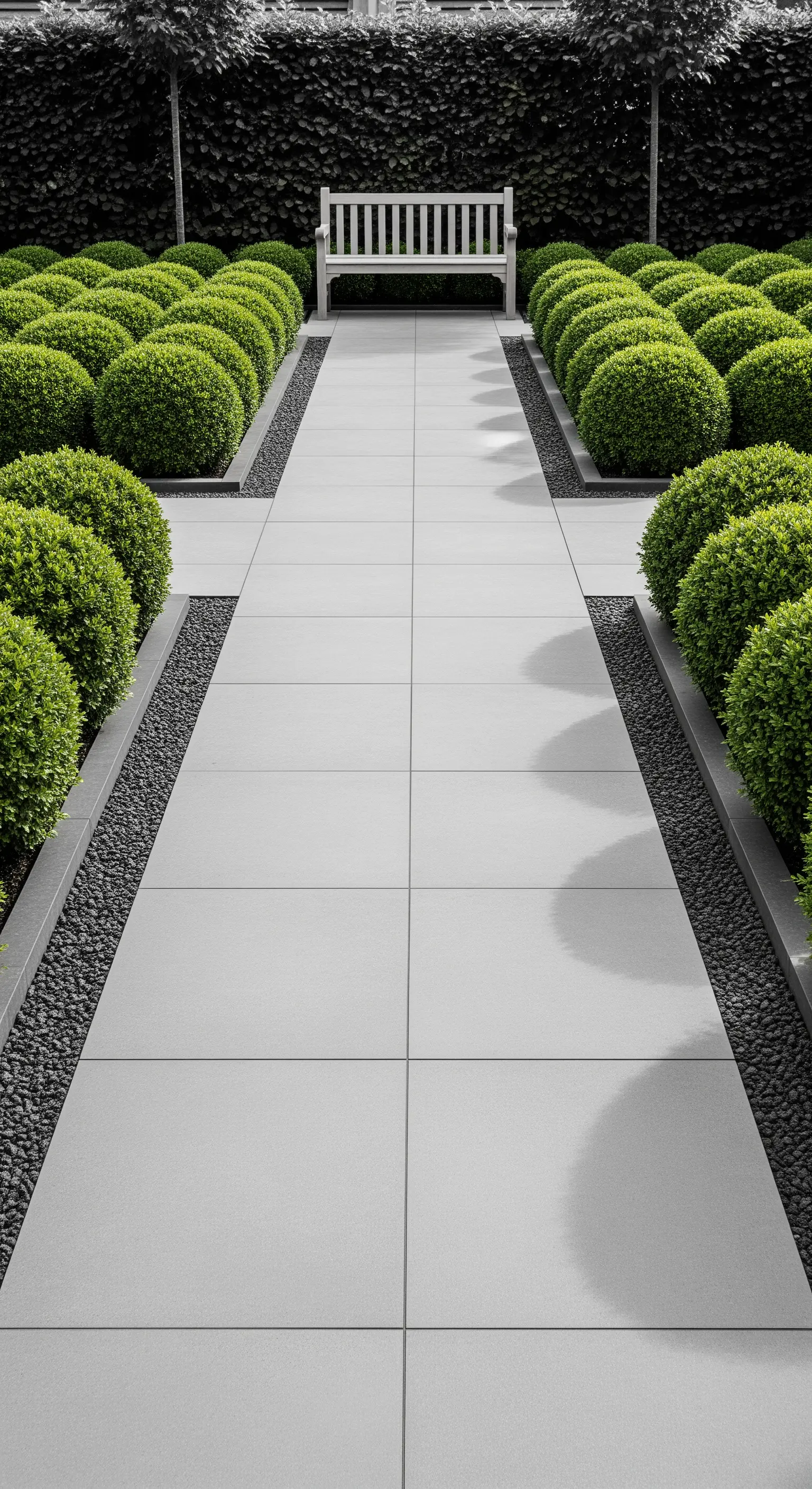 Weg mit kugelförmigen Buchsbäumen gesäumt