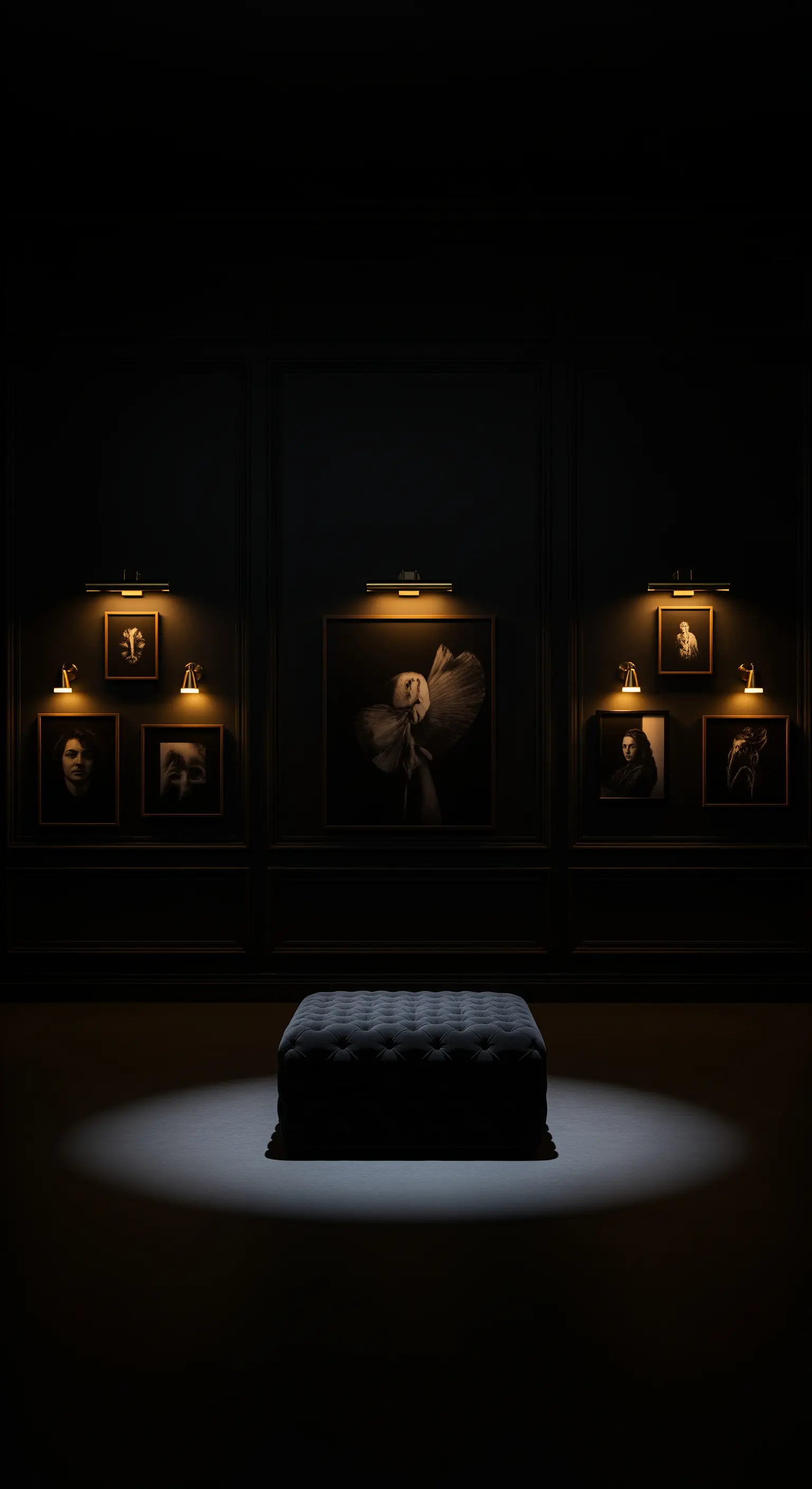 Schwarze Wand mit beleuchteten Schwarz-Weiß-Porträts