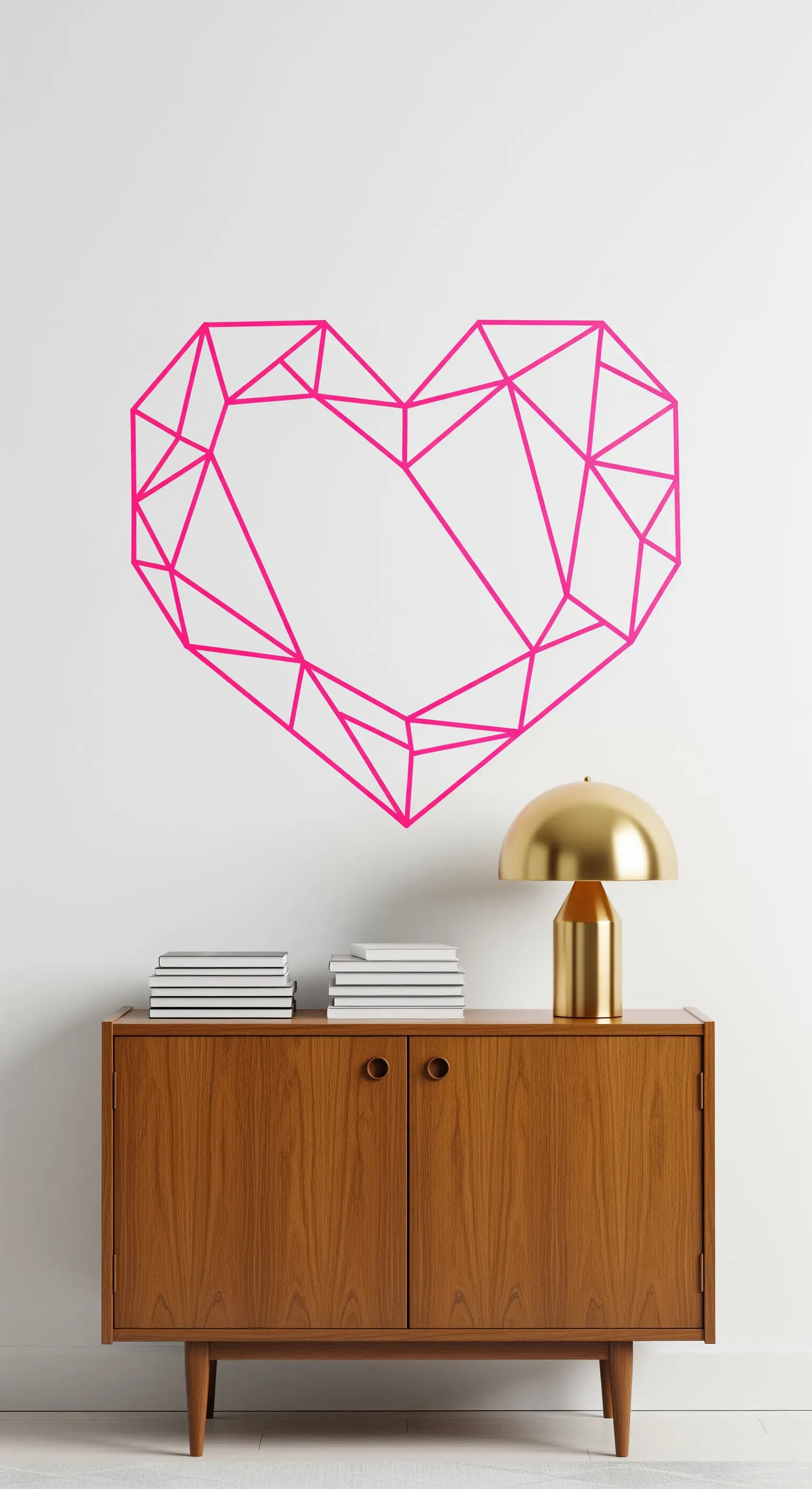 Geometrisches Herz aus pinkem Klebeband an weißer Wand