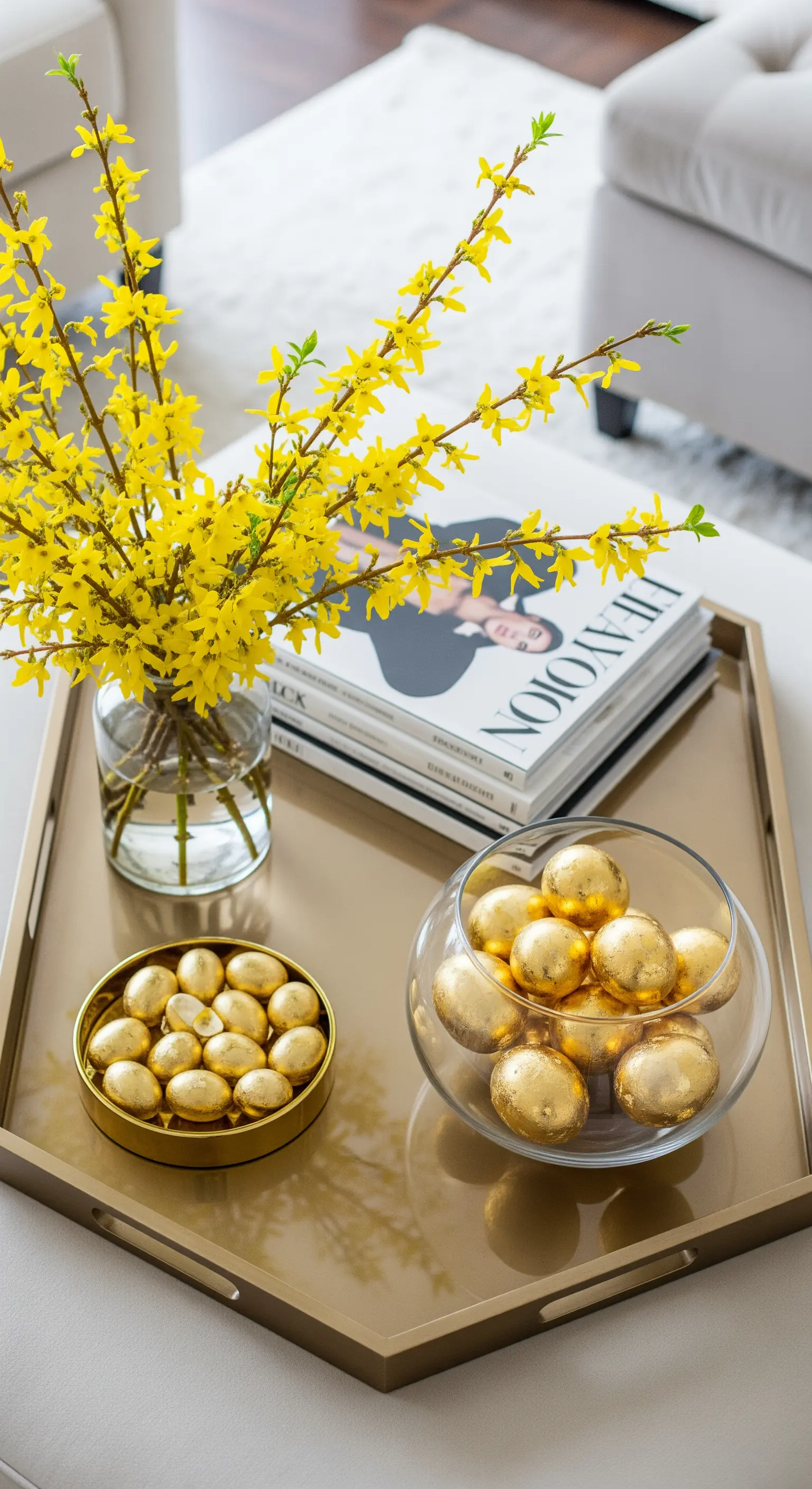 Goldenes Tablett mit Forsythien und goldenen Eiern