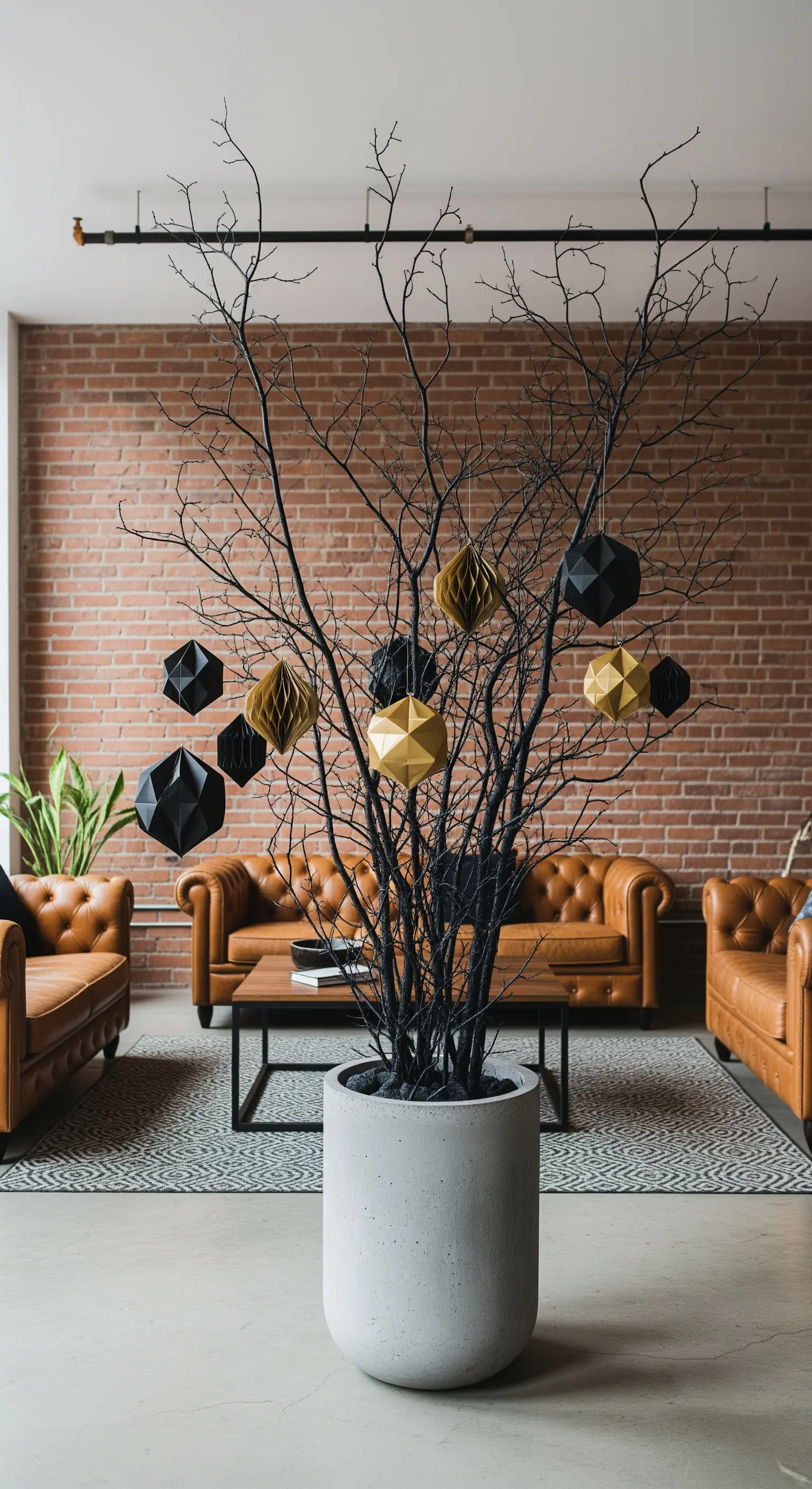 Schwarzer Dekobaum mit geometrischen Anhängern vor Ziegelwand