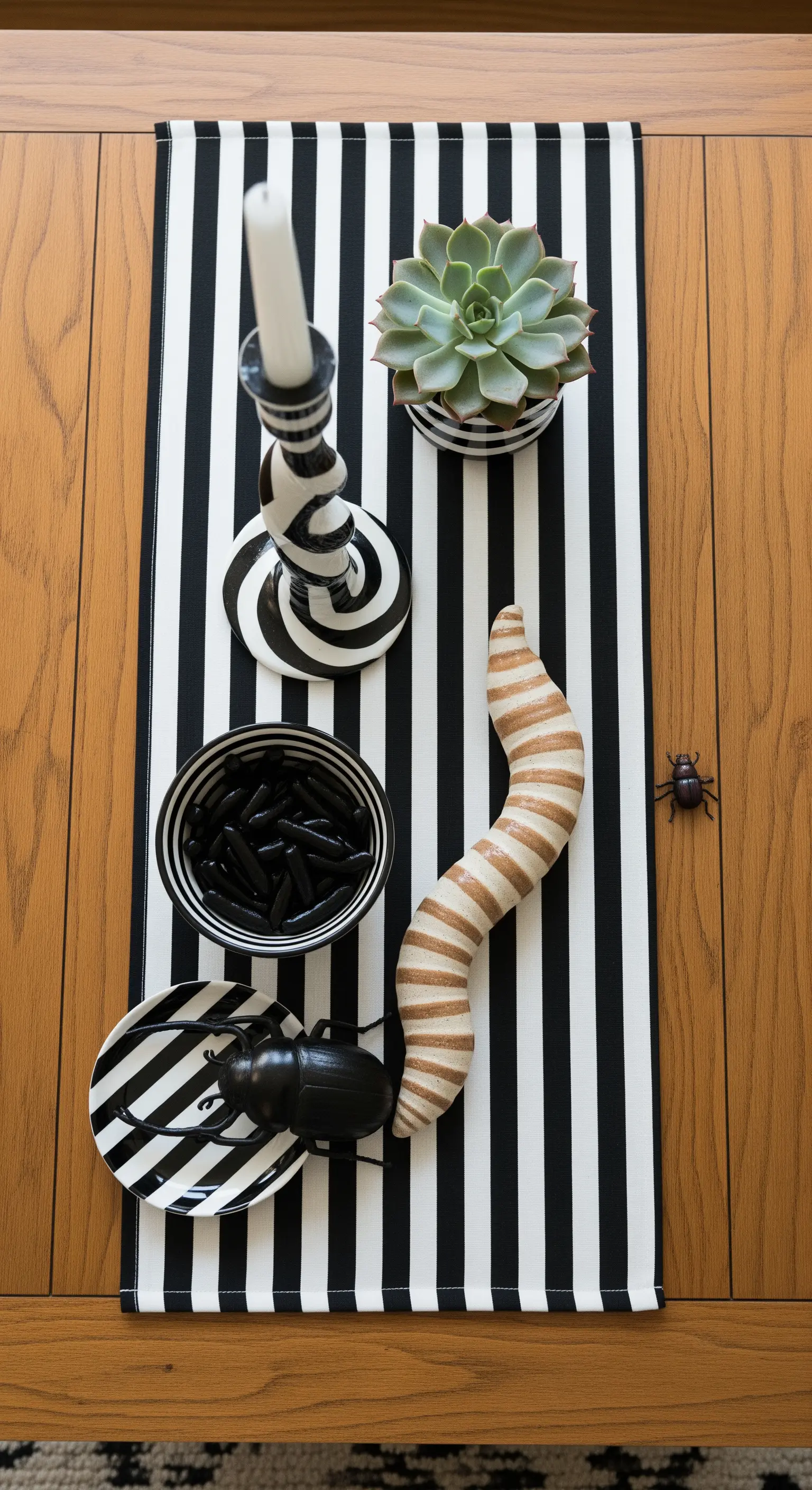 Schwarz-weißer Tischläufer mit Sukkulente und Insekten-Deko