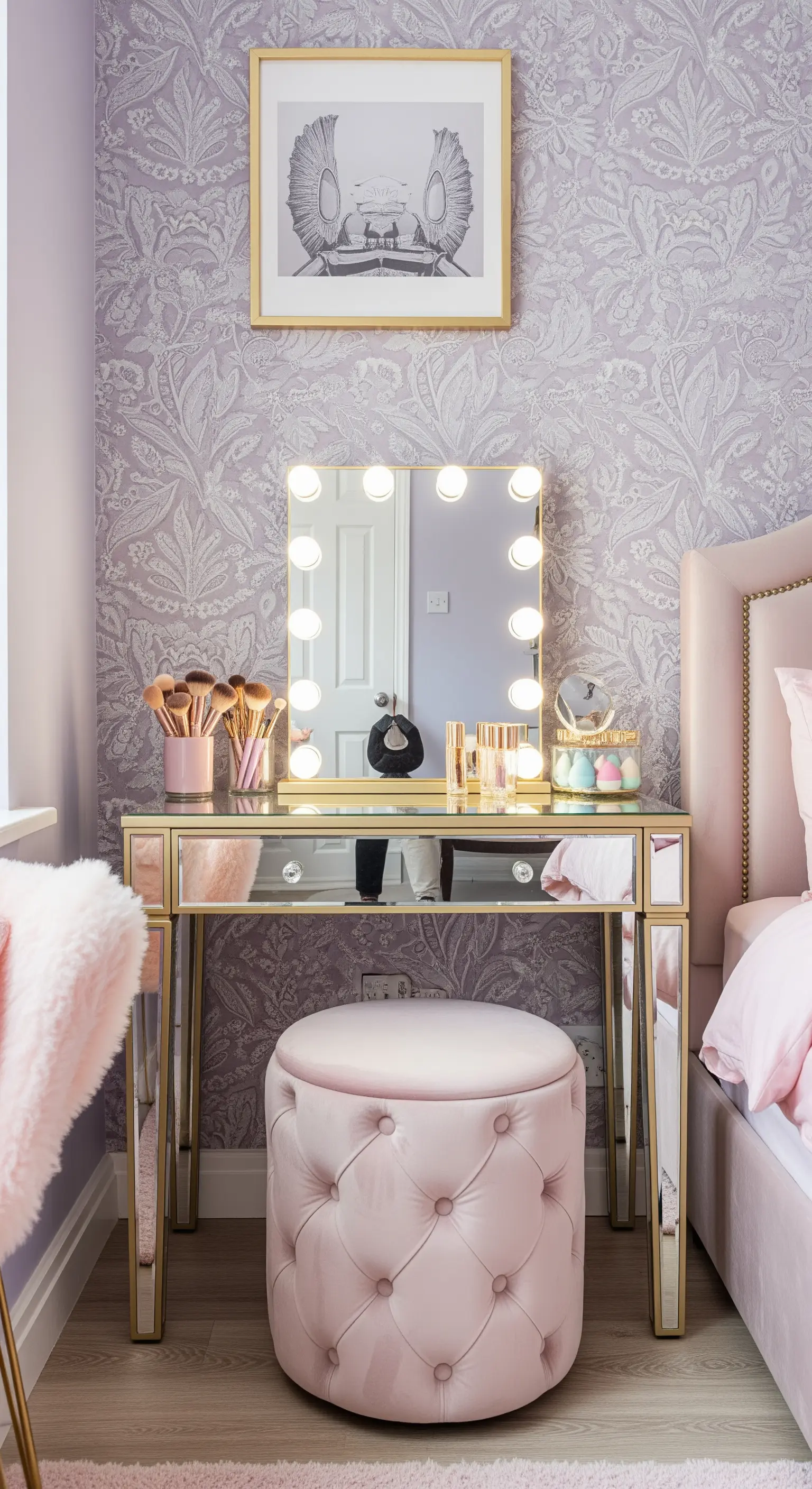 Schminktisch mit Beleuchtung und rosa Samthocker