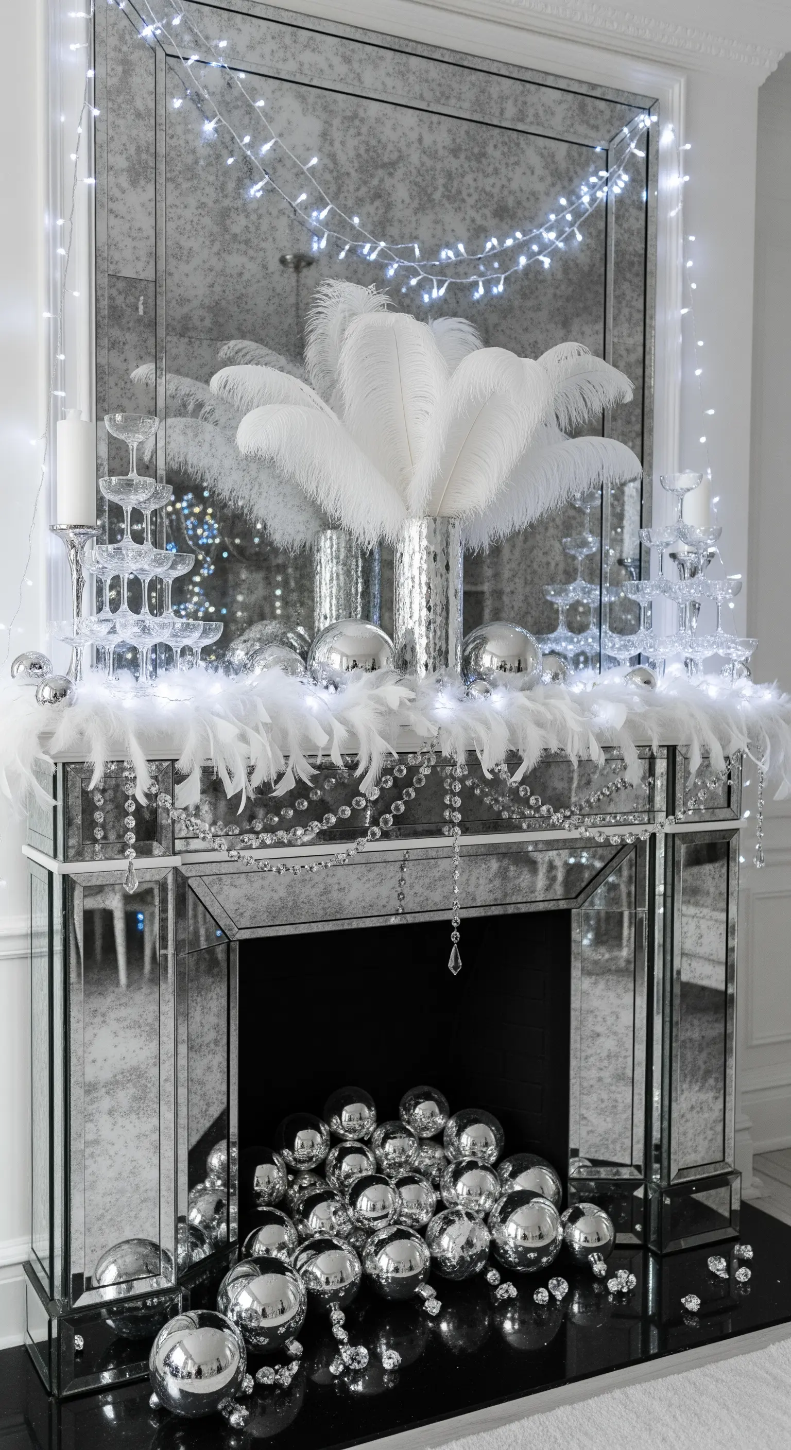 Verspiegelter Kamin mit weißen Federn und Glaskugeln