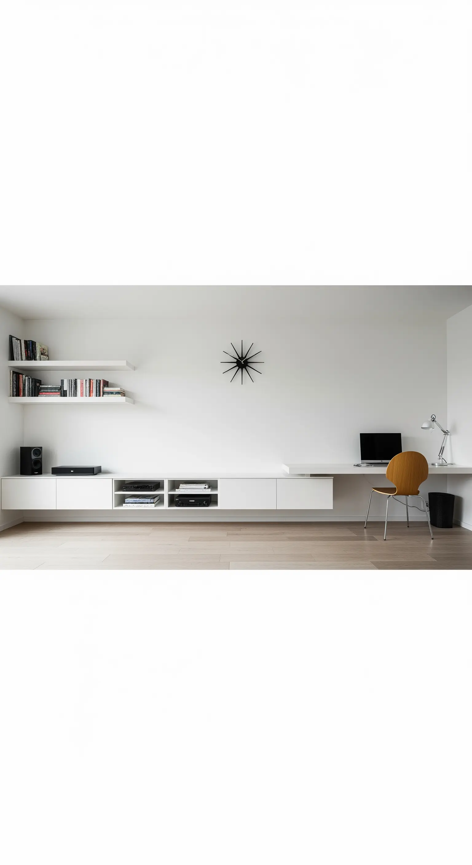 Weißes Lowboard über ganze Wandbreite als Schreibtisch genutzt