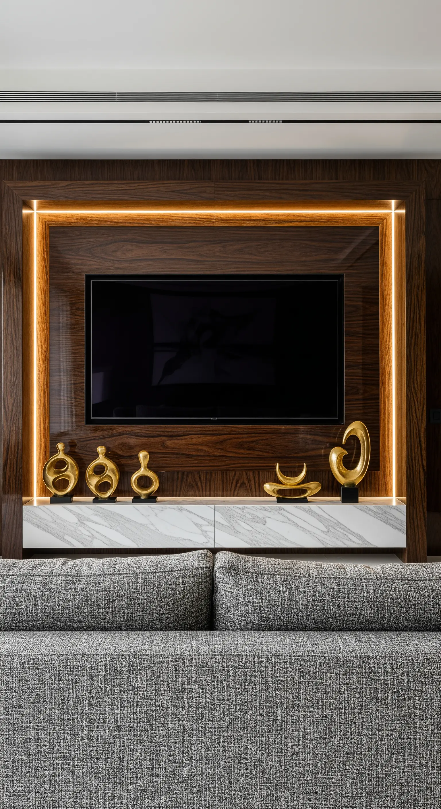 TV-Wand mit Walnussholz und integrierter LED-Beleuchtung