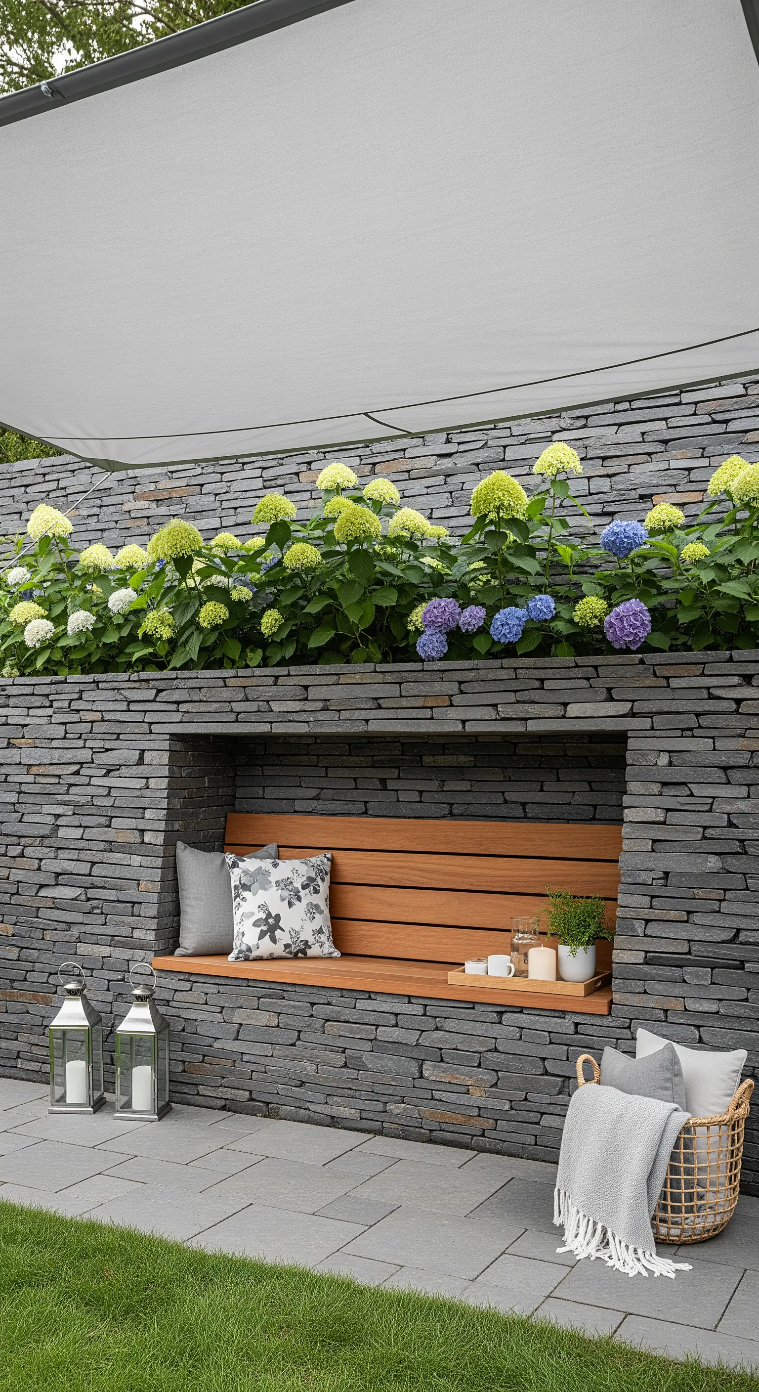 Holzbank in Schieferwand integriert