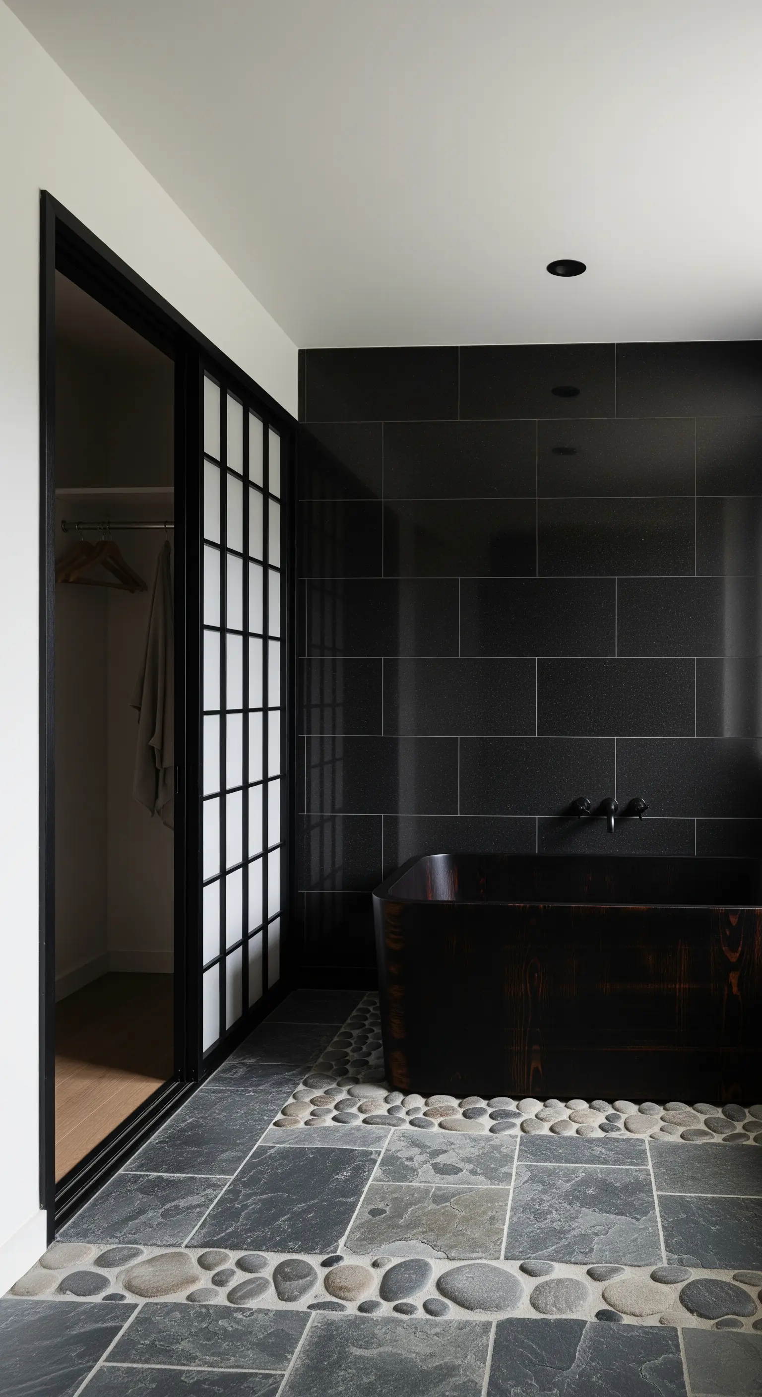 Japanisches Bad mit Shoji-Türen und dunkler Holzwanne