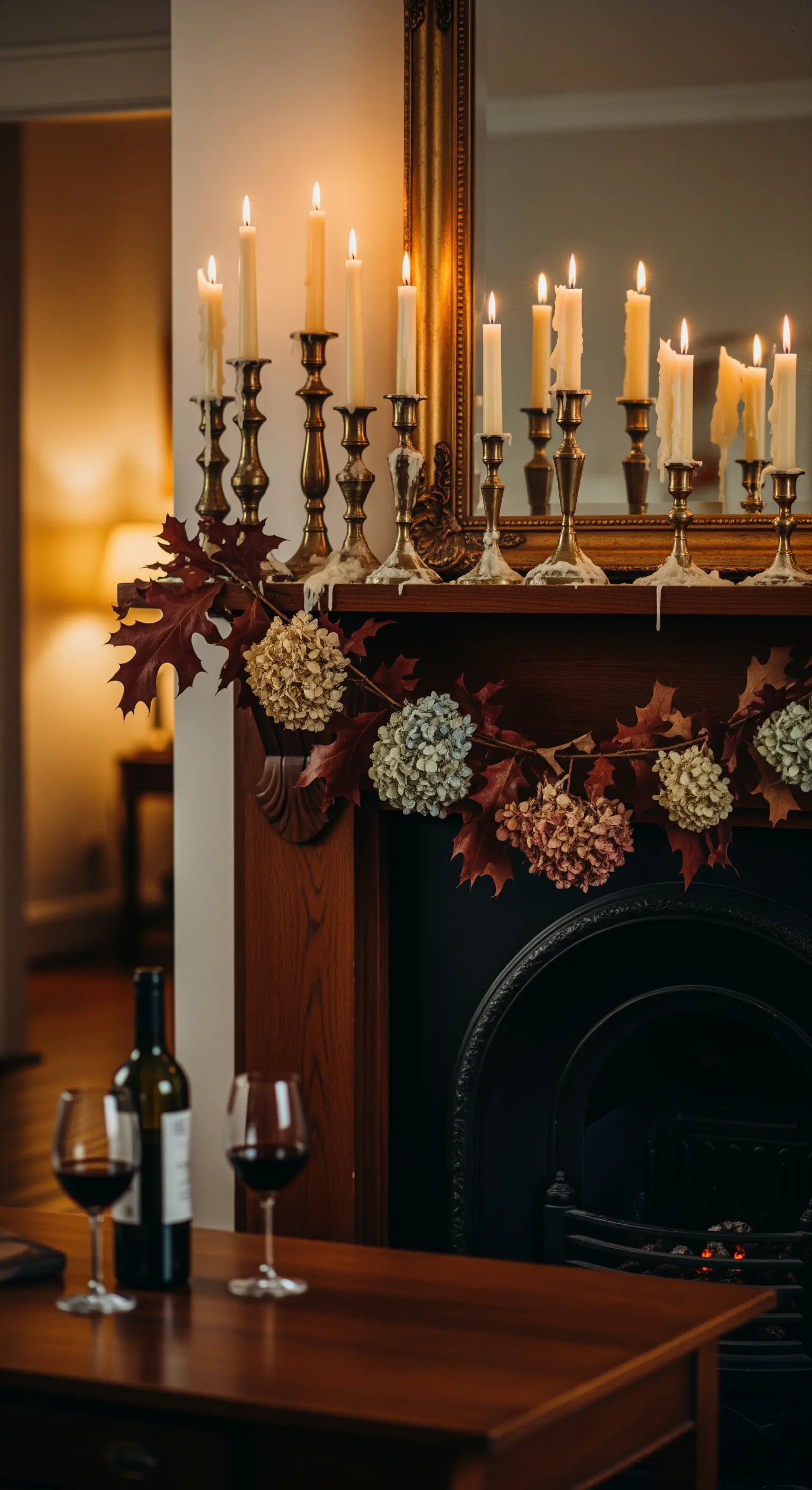 Viele brennende Kerzen vor Spiegel auf Kaminsims