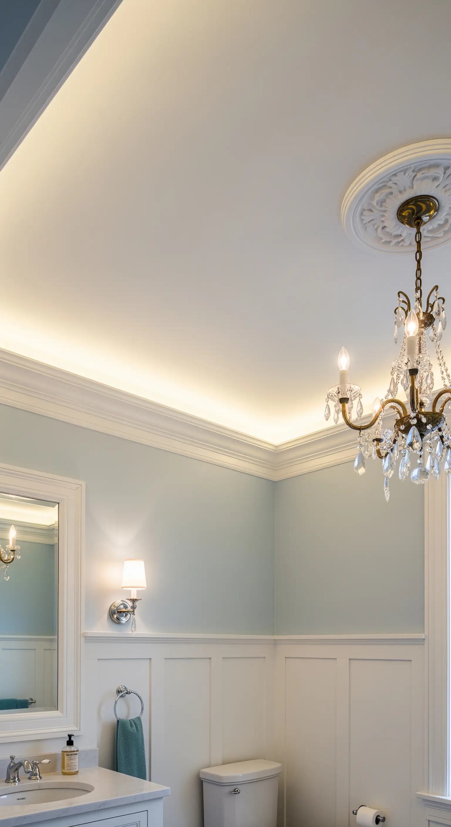 Klassisches hellblaues Bad mit Kronleuchter und indirekter Deckenbeleuchtung