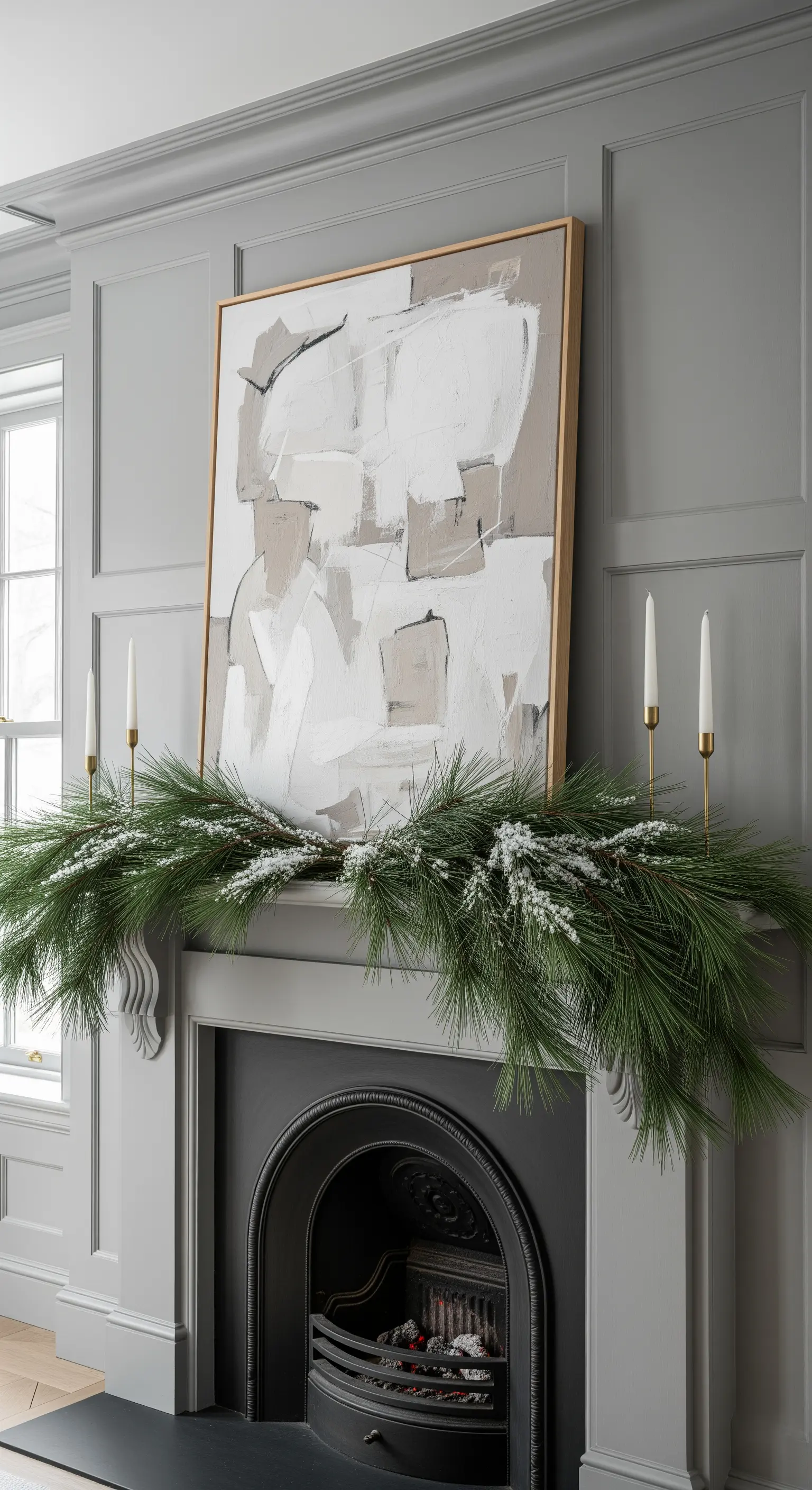 Kamingirlande unter abstraktem Gemälde