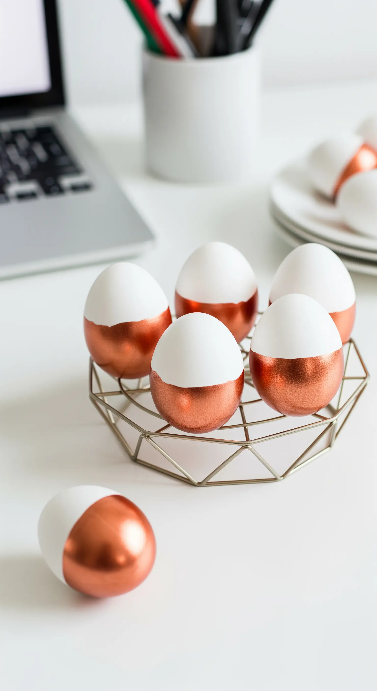 Weiß-Kupferne Ostereier in geometrischer Metallschale