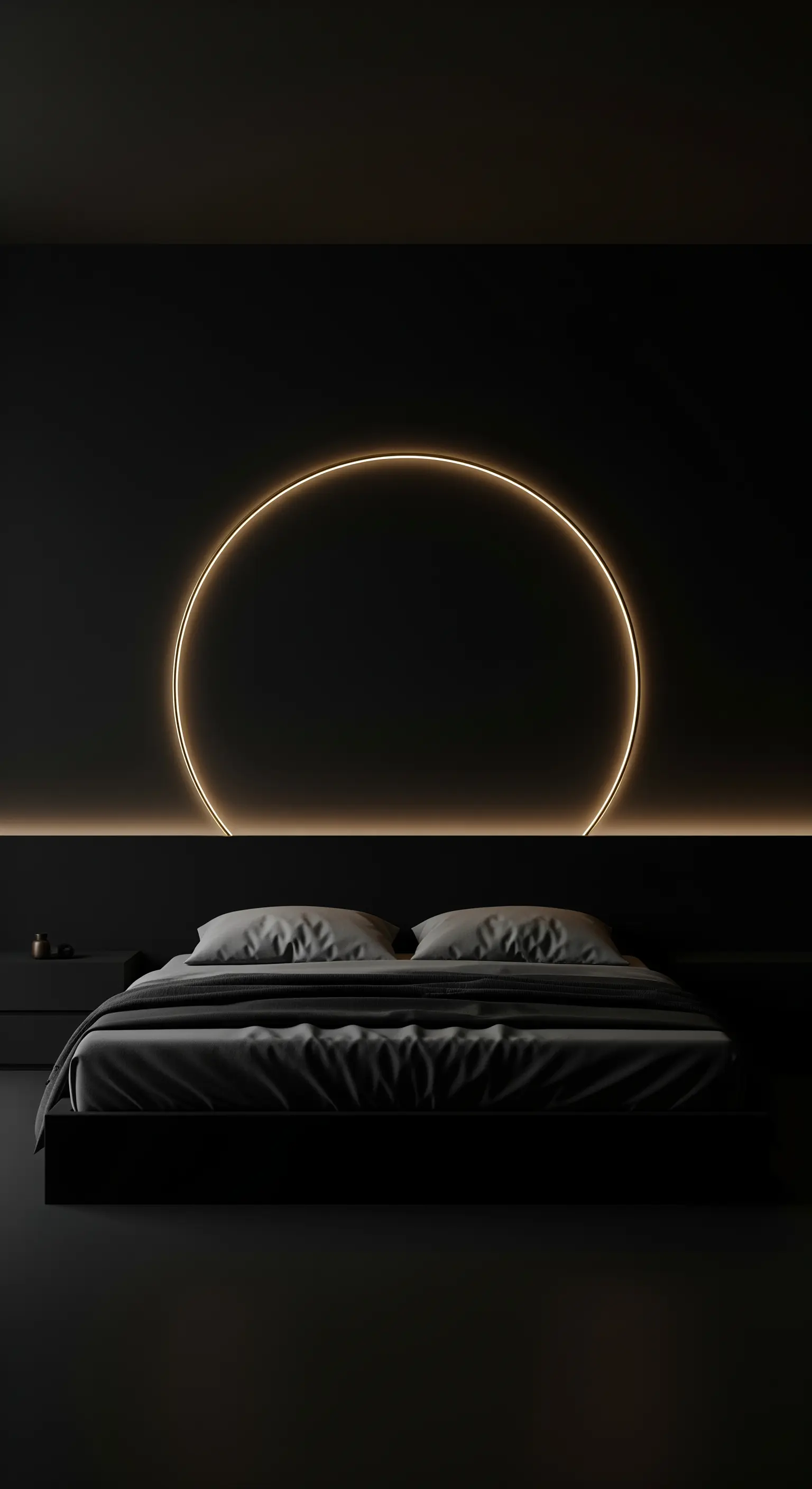Schwarzes Schlafzimmer mit großem hinterleuchtetem Lichtkreis