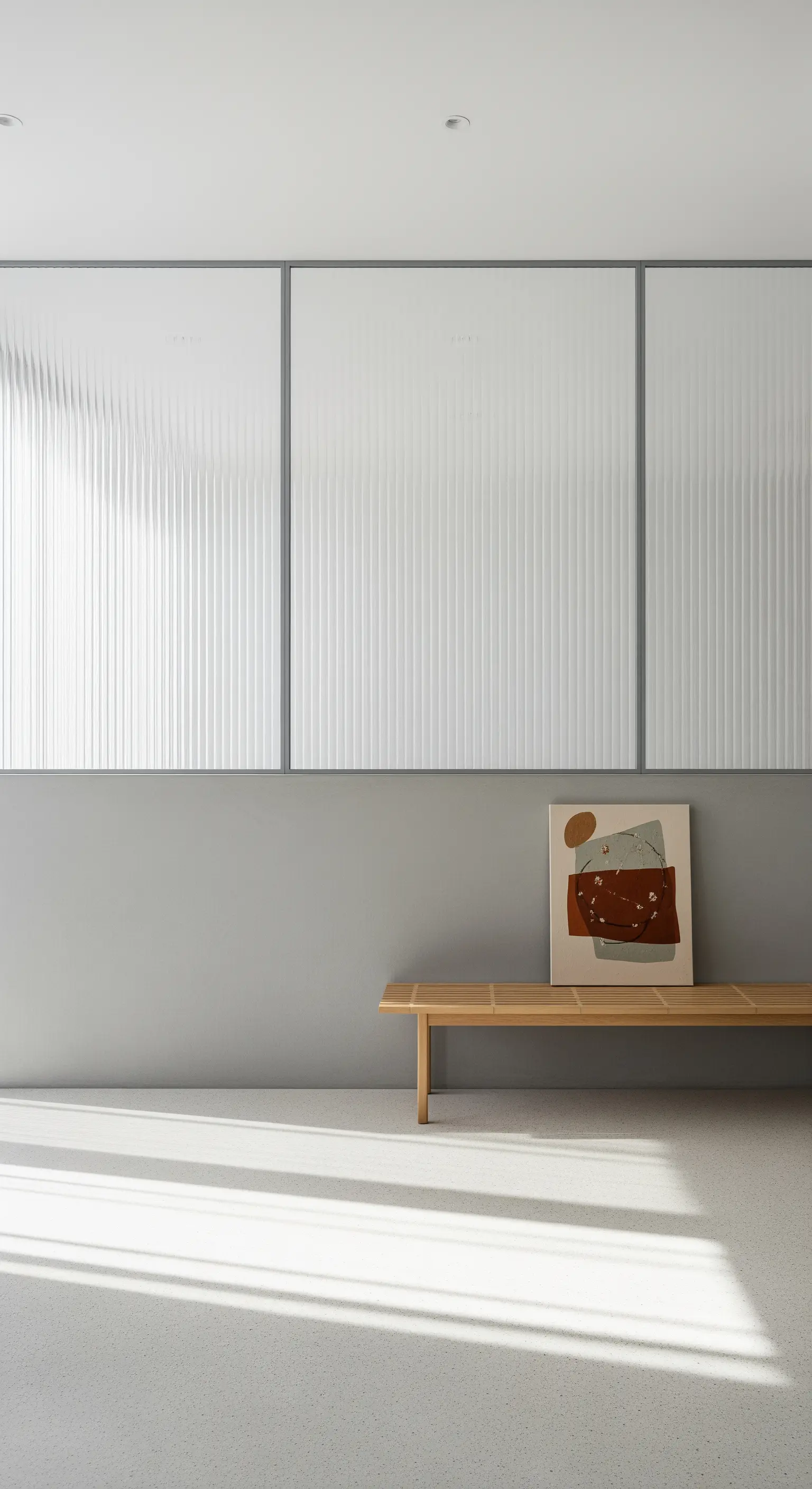 Riffelglas-Schiebewand als Raumtrenner mit Kunstwerk