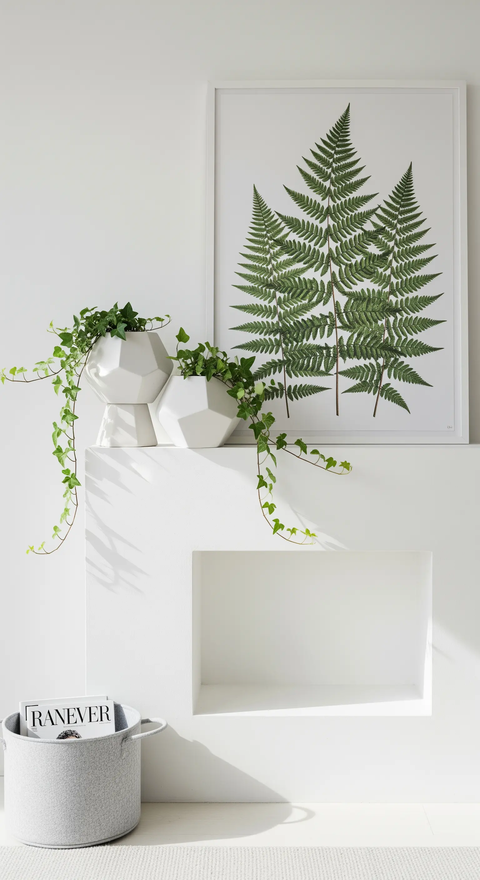 Weiße geometrische Töpfe mit Efeu vor Farn-Kunstdruck