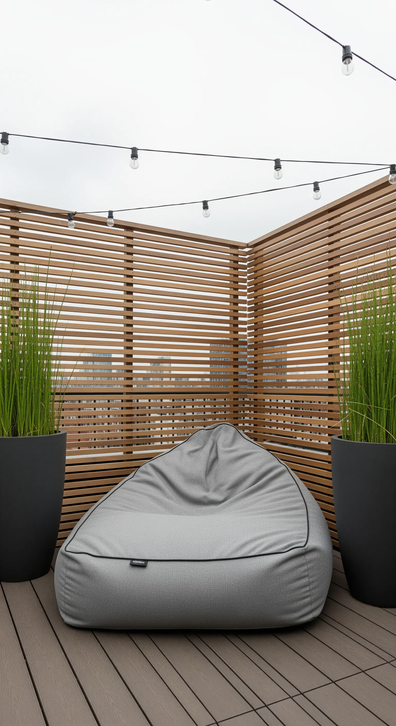 Sitzsack und Lichterkette auf Holzterrasse