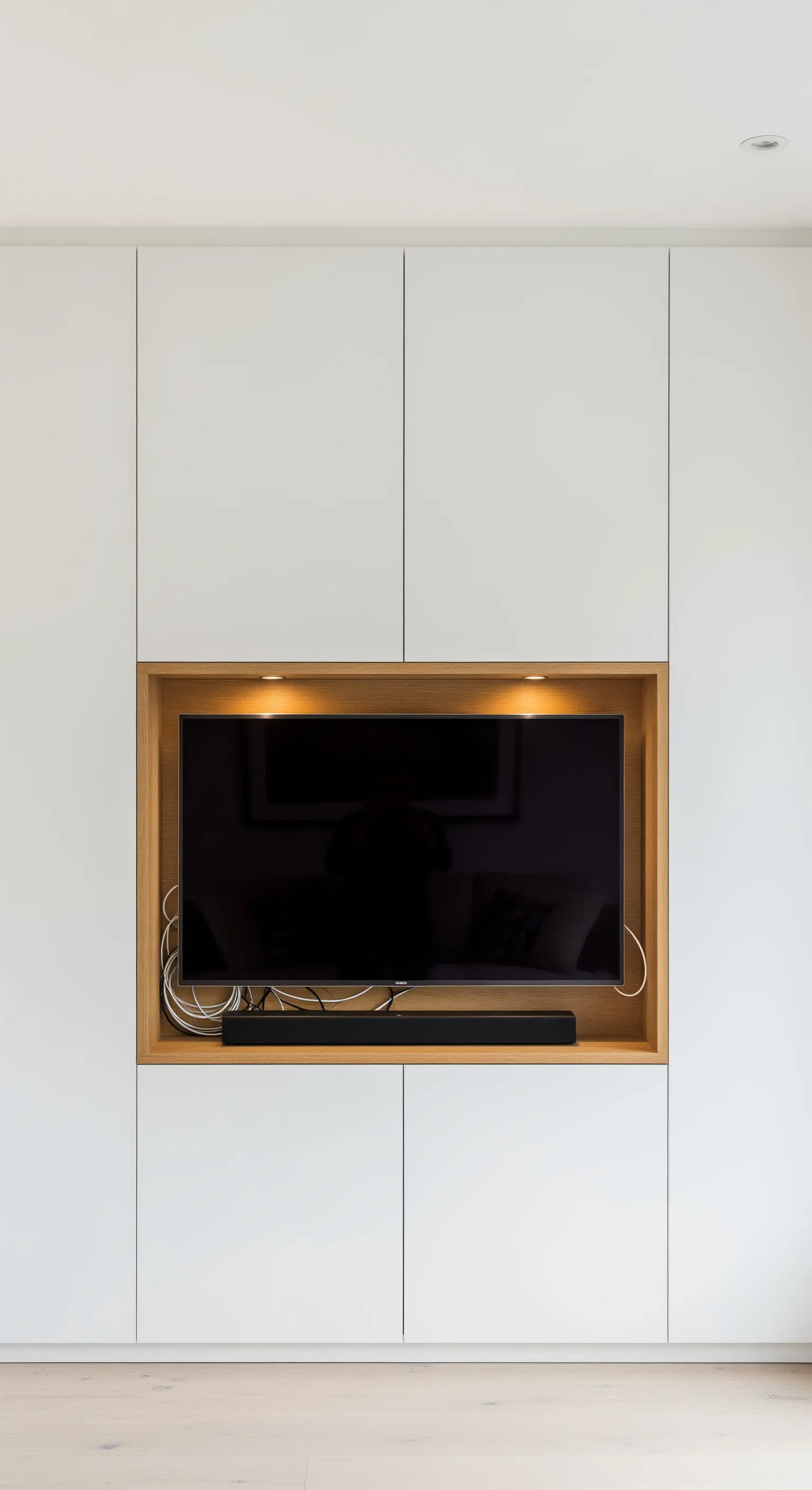 Weiße Einbauschränke mit Holznische für TV