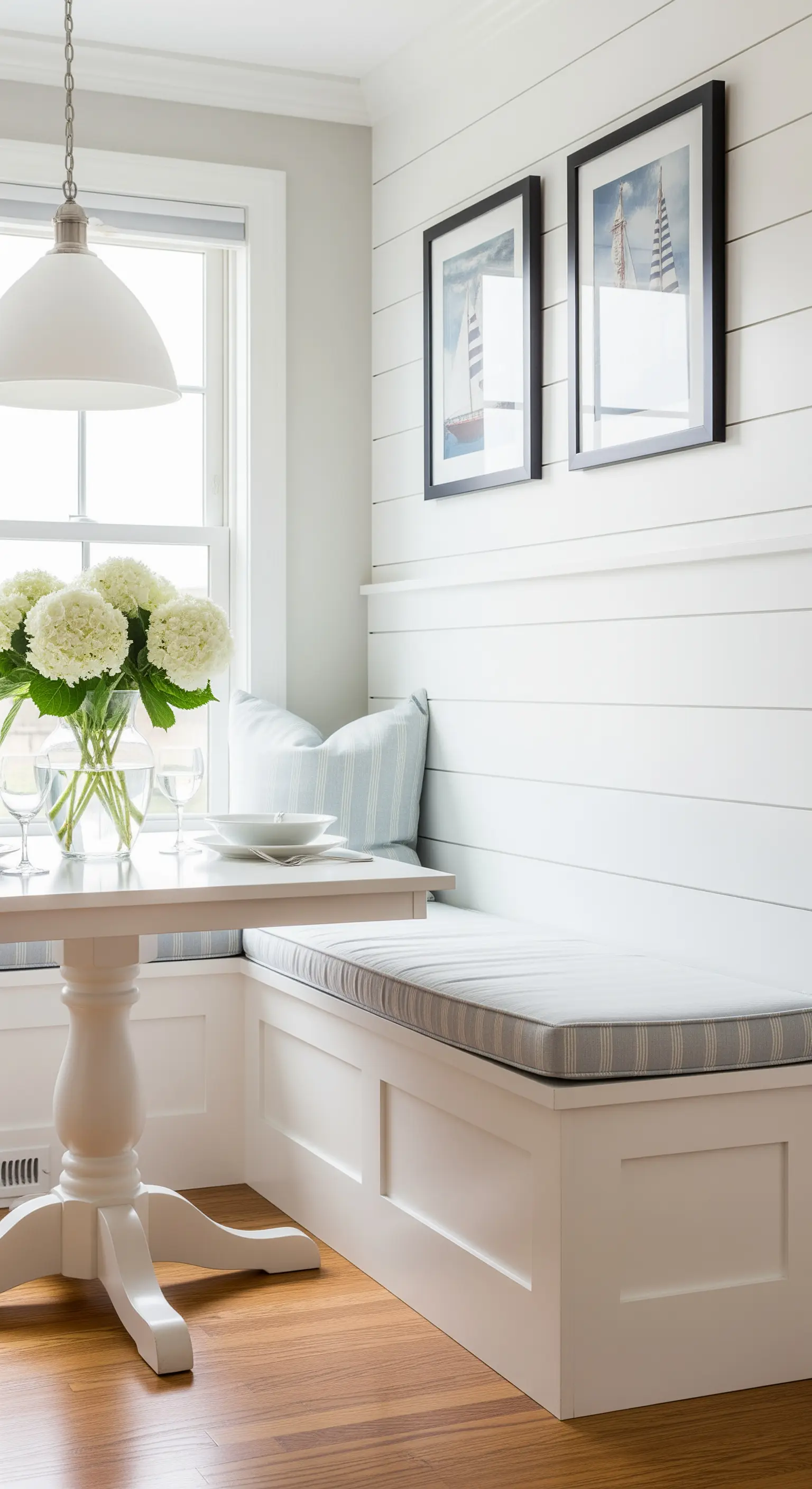 Weiße Eckbank im Essbereich mit Hortensien auf dem Tisch