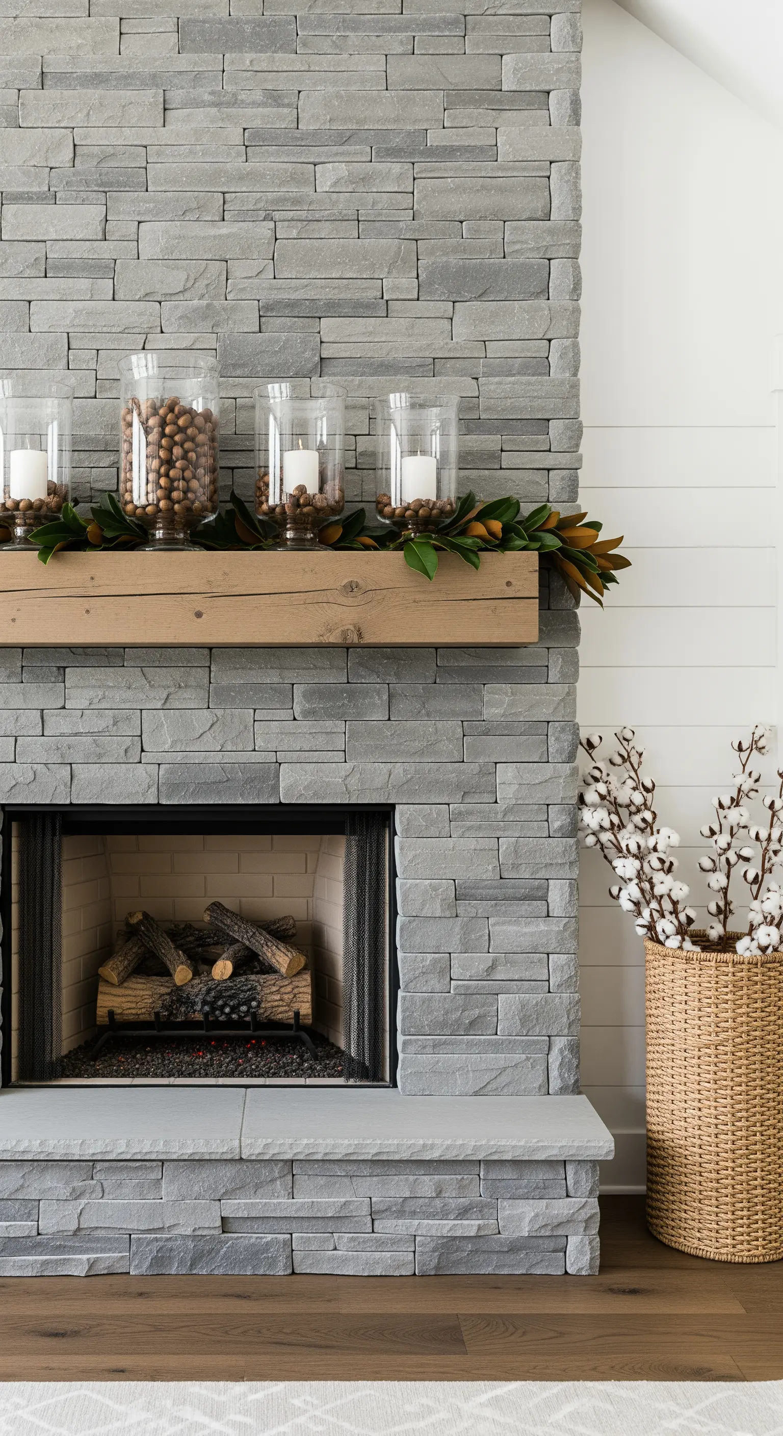 Grauer Steinkamin mit Magnolienblättern und Baumwollzweigen