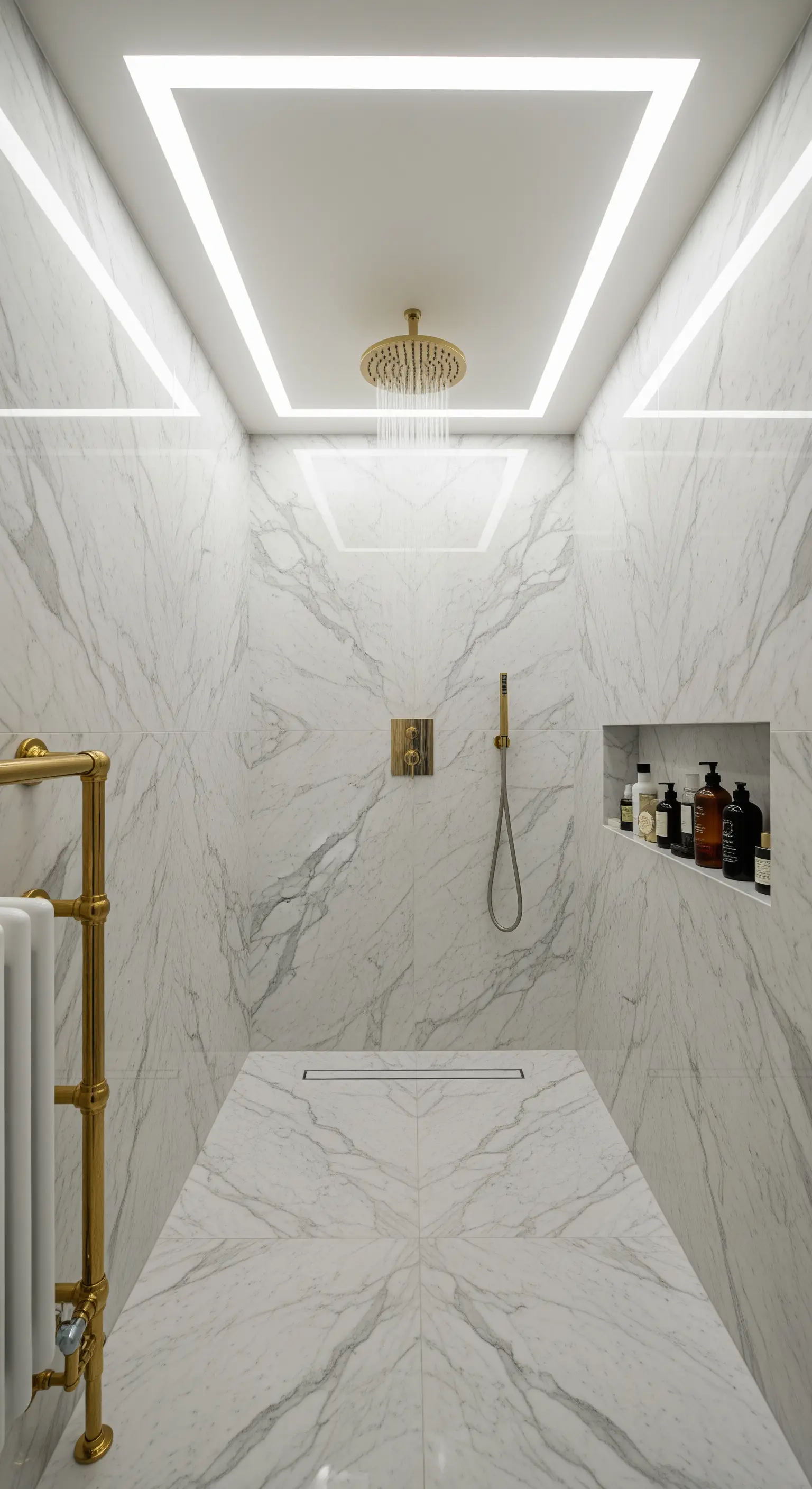 Weiße Marmordusche mit goldener Armatur und Deckenbeleuchtung