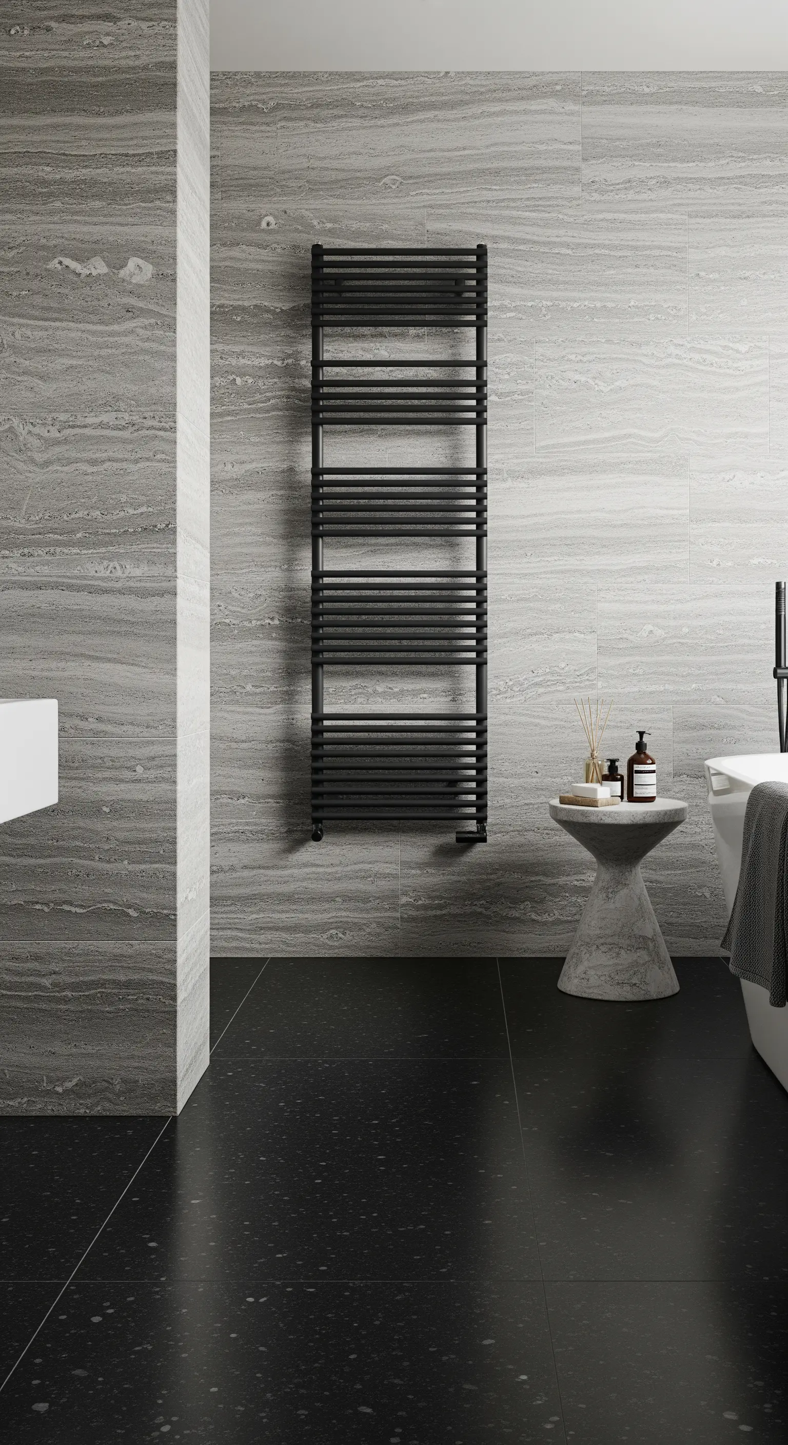 Graues Bad mit schwarzem Handtuchheizkörper und Stein-Beistelltisch