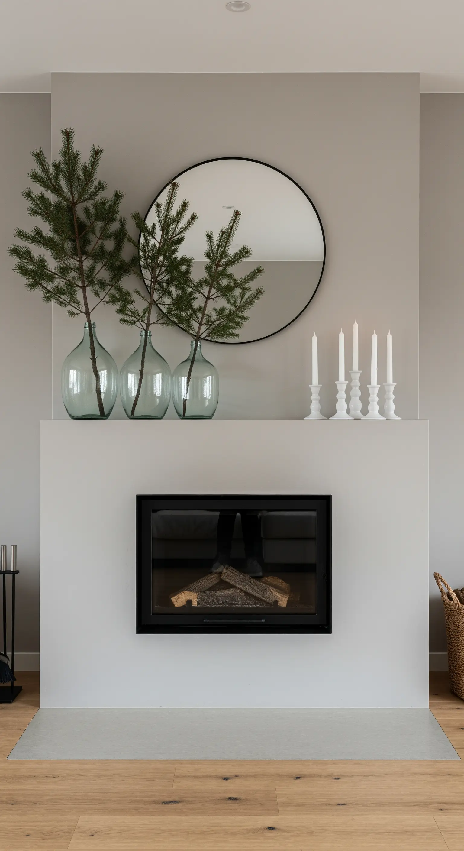 Runder Spiegel über Kamin mit Glasvasen