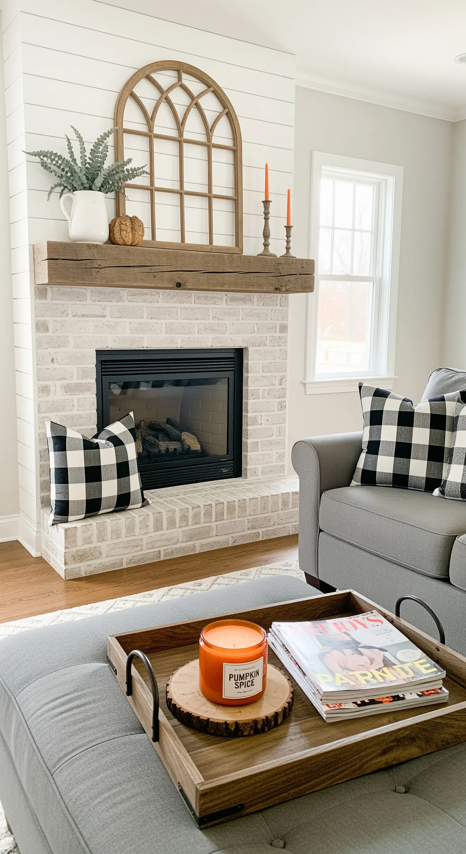 Weißer Kamin mit Holzelementen und Karo-Kissen